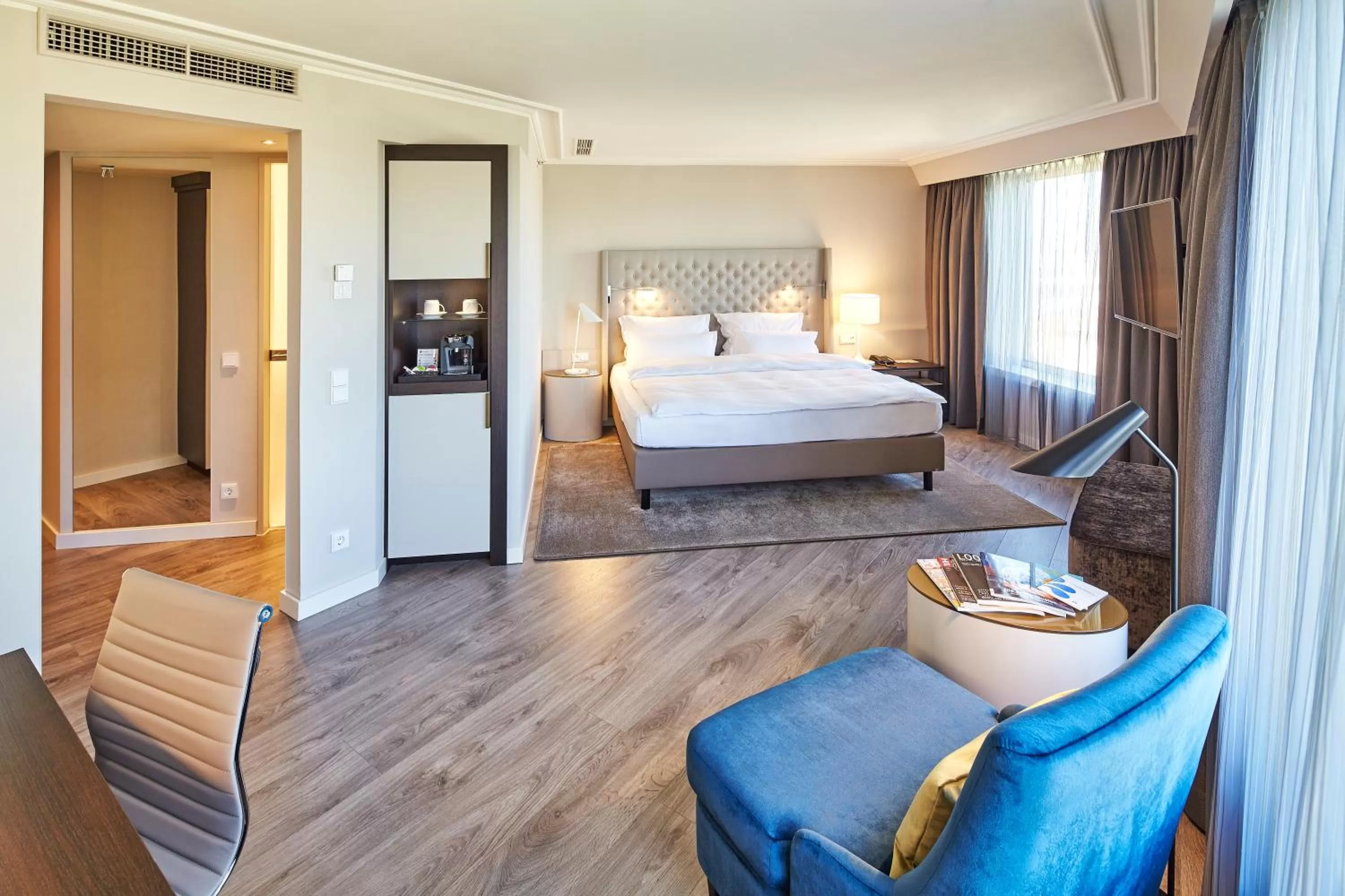 Photo of the whole room, Bed in Clayton Hotel Düsseldorf City Centre