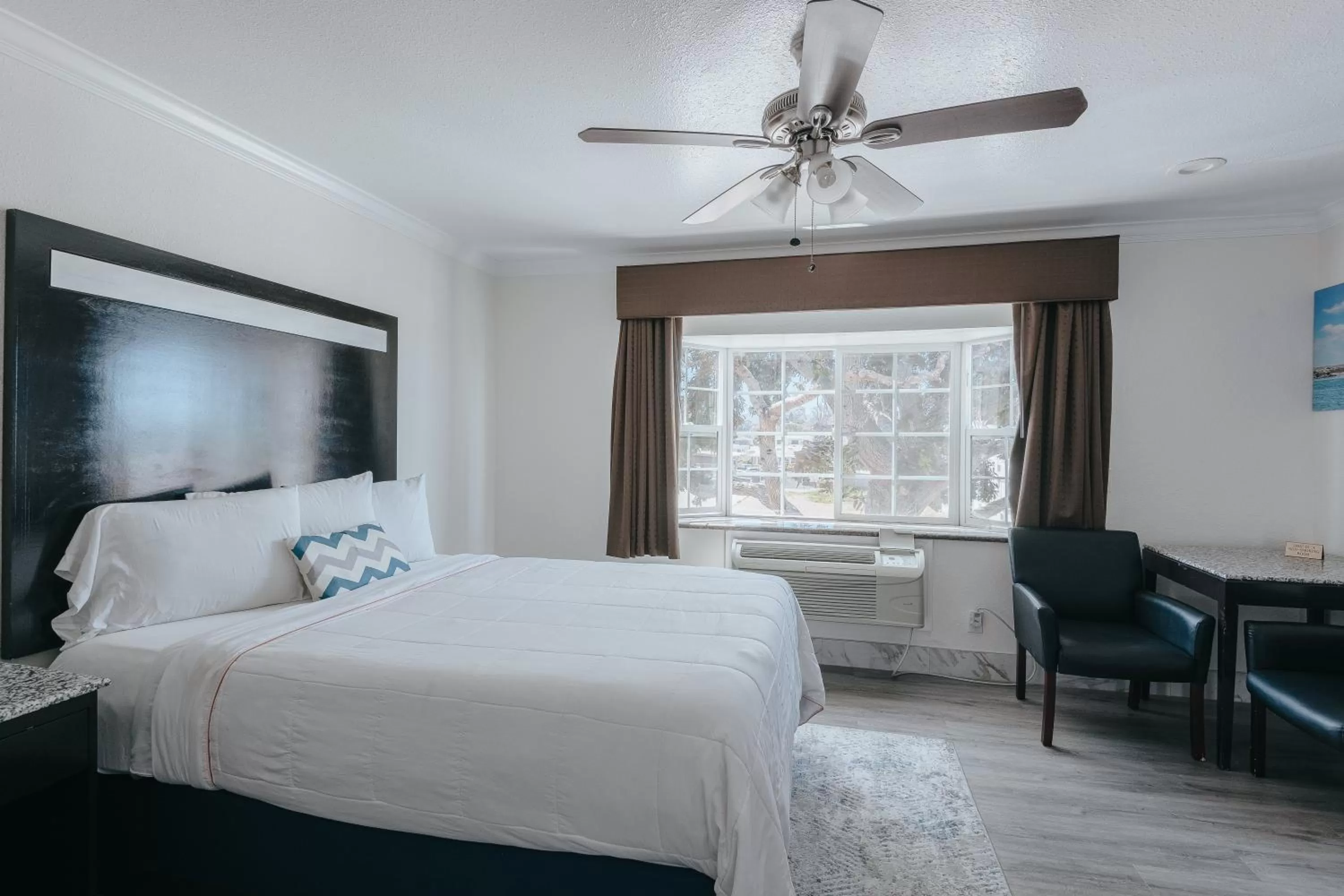 Photo of the whole room, Bed in Sea Air Inn & Suites - Downtown - Restaurant Row