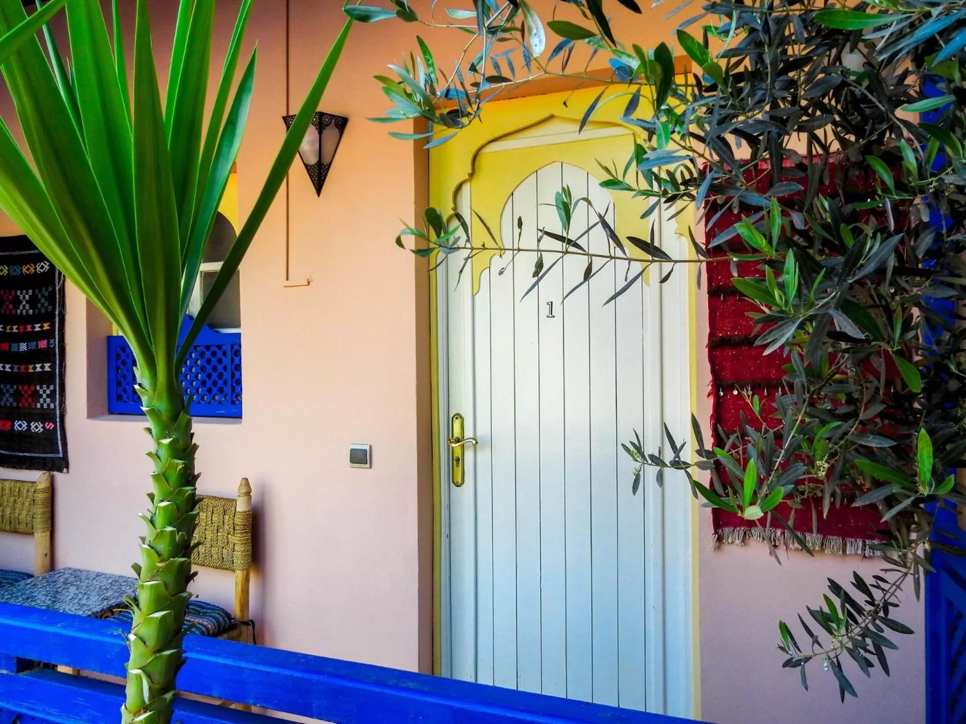 Facade/entrance in Le Bleu House