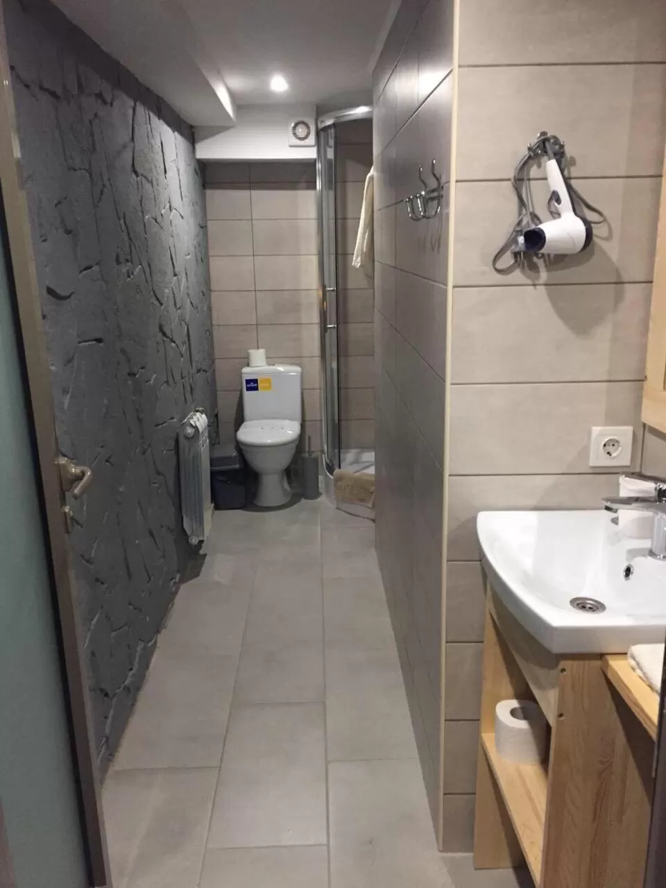 Shower in WINE & ROSE BOUTIQUE HOTEL