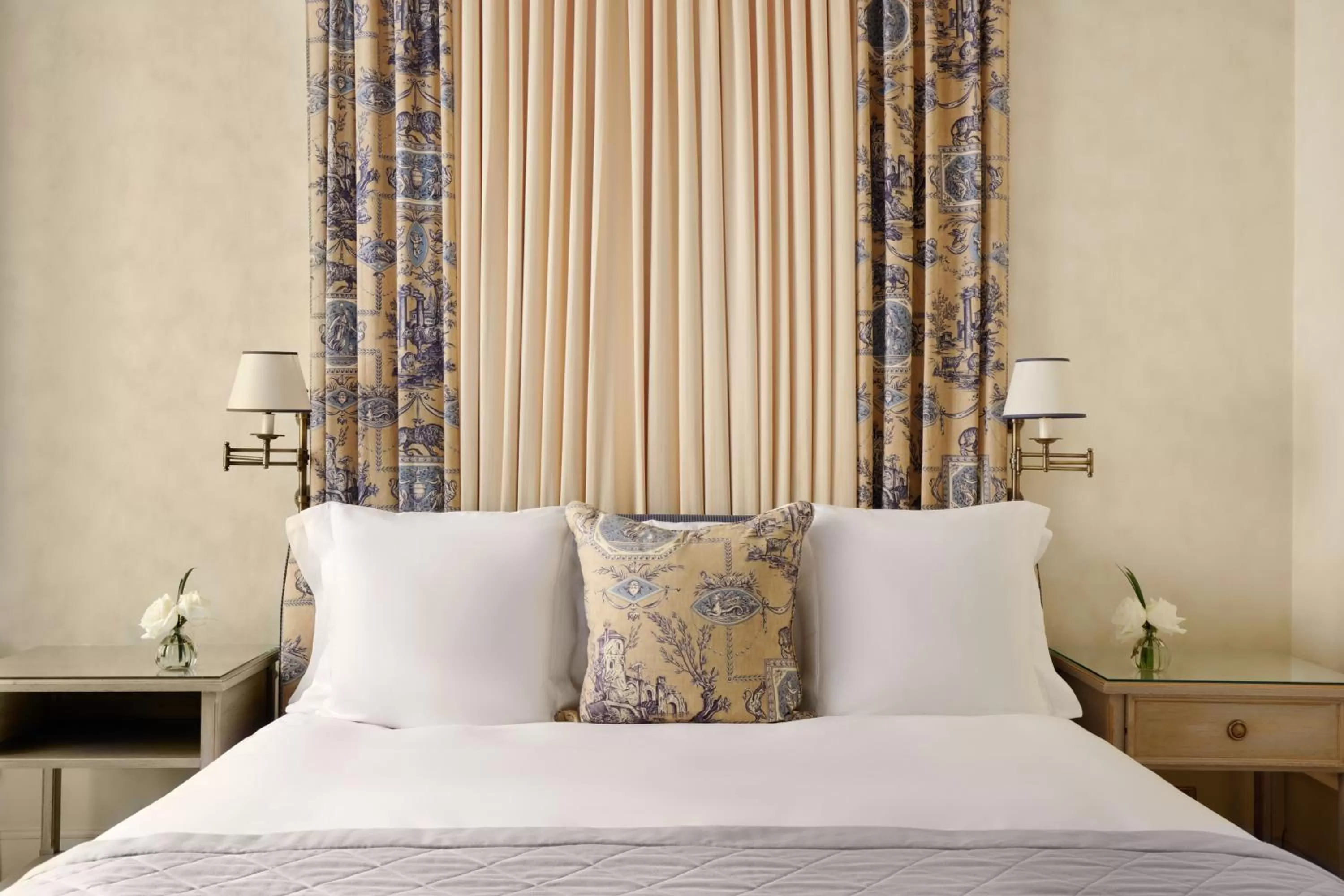 Bed in Beau-Rivage Genève