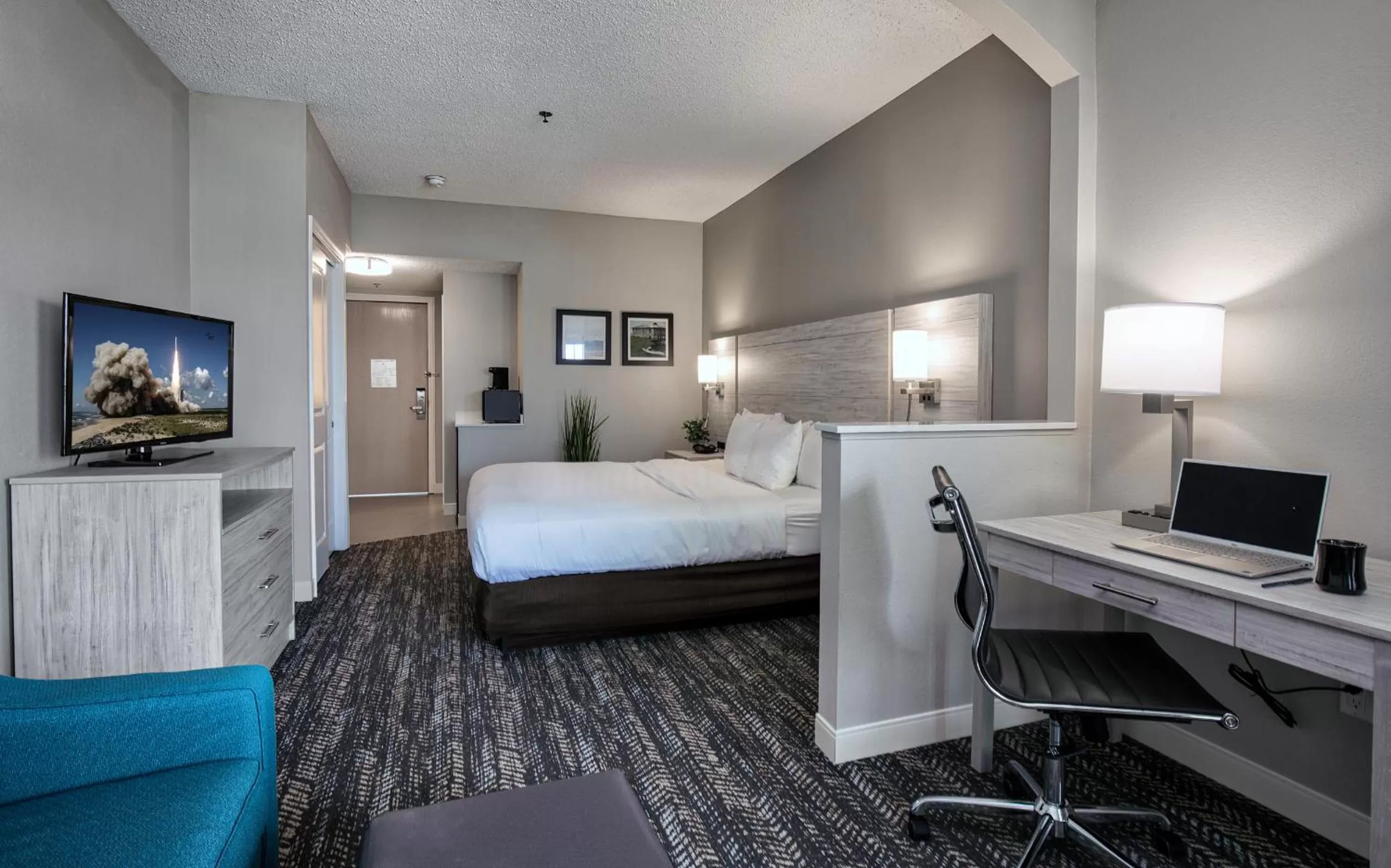 Photo of the whole room, Bed in Comfort Suites Chincoteague Island Bayfront Resort