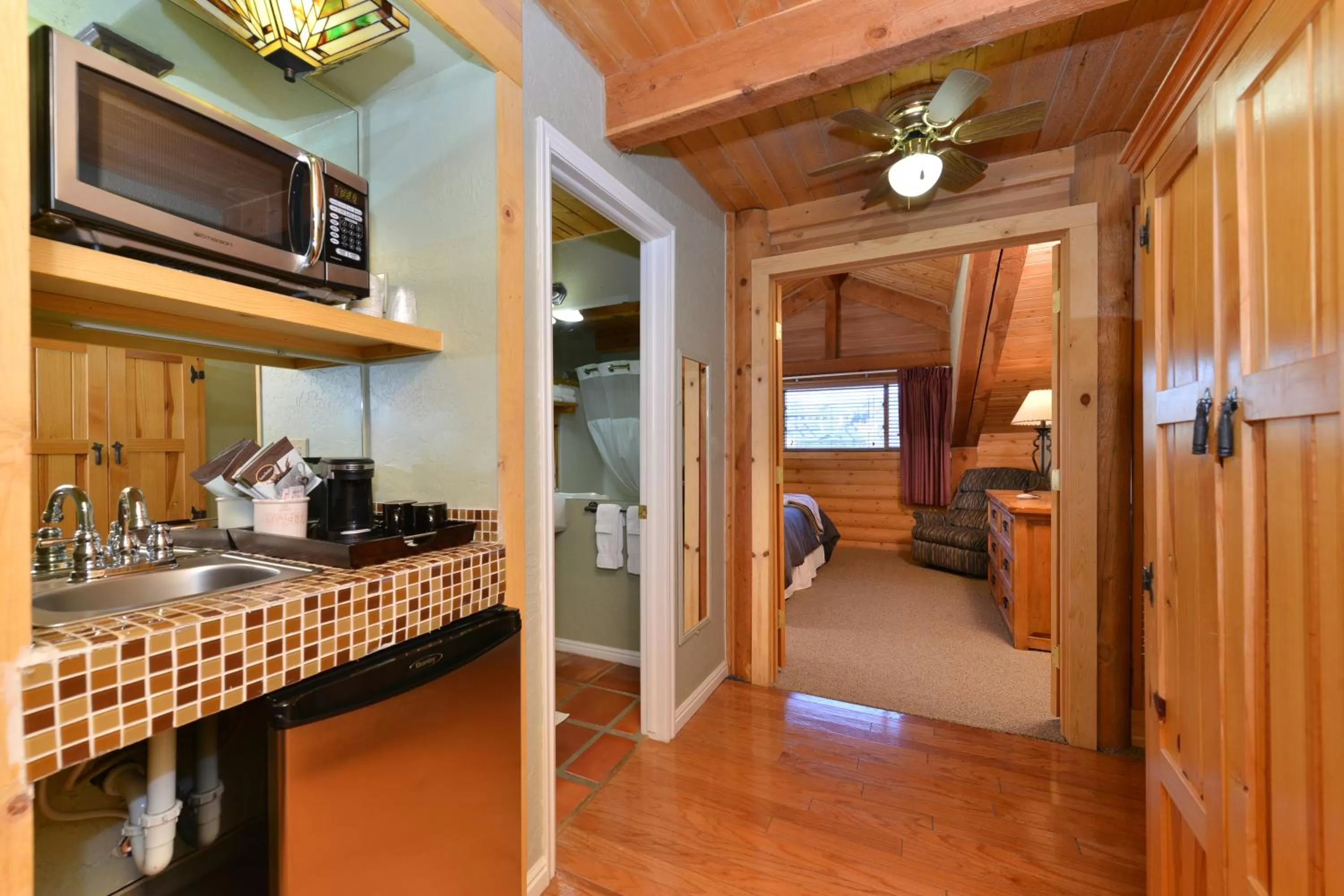 Kitchen or kitchenette in The Boulder Creek Lodge
