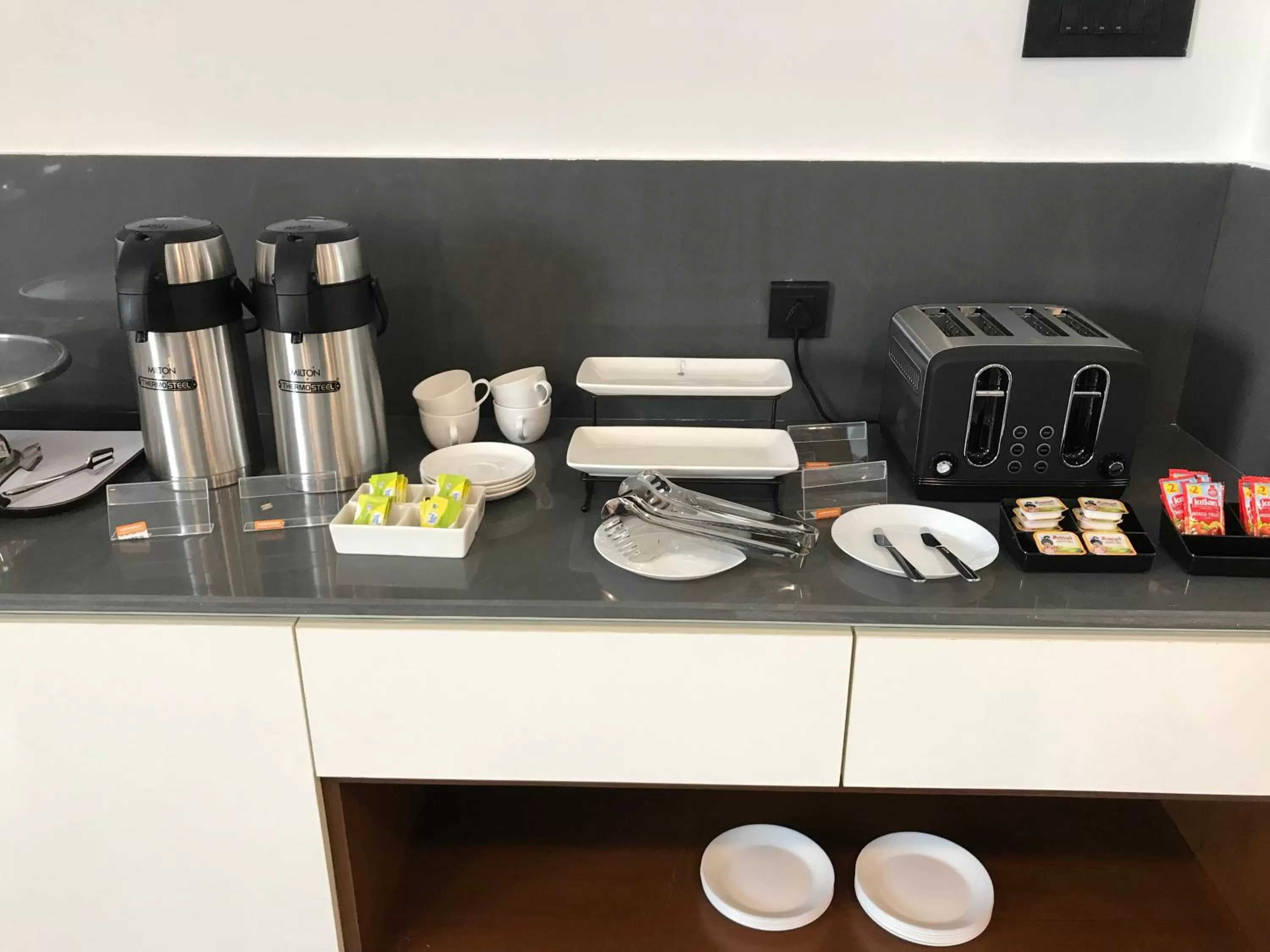 Restaurant/places to eat in SKYLA Studios & Suites - Jubilee Hills