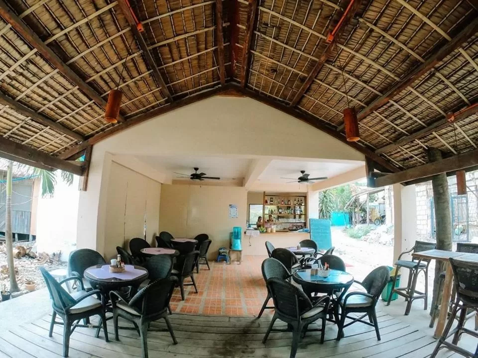 Restaurant/places to eat in Pescador View - Beachfront ,Extensions & nearby the Ocean Hostels & Restaurant Moalboal