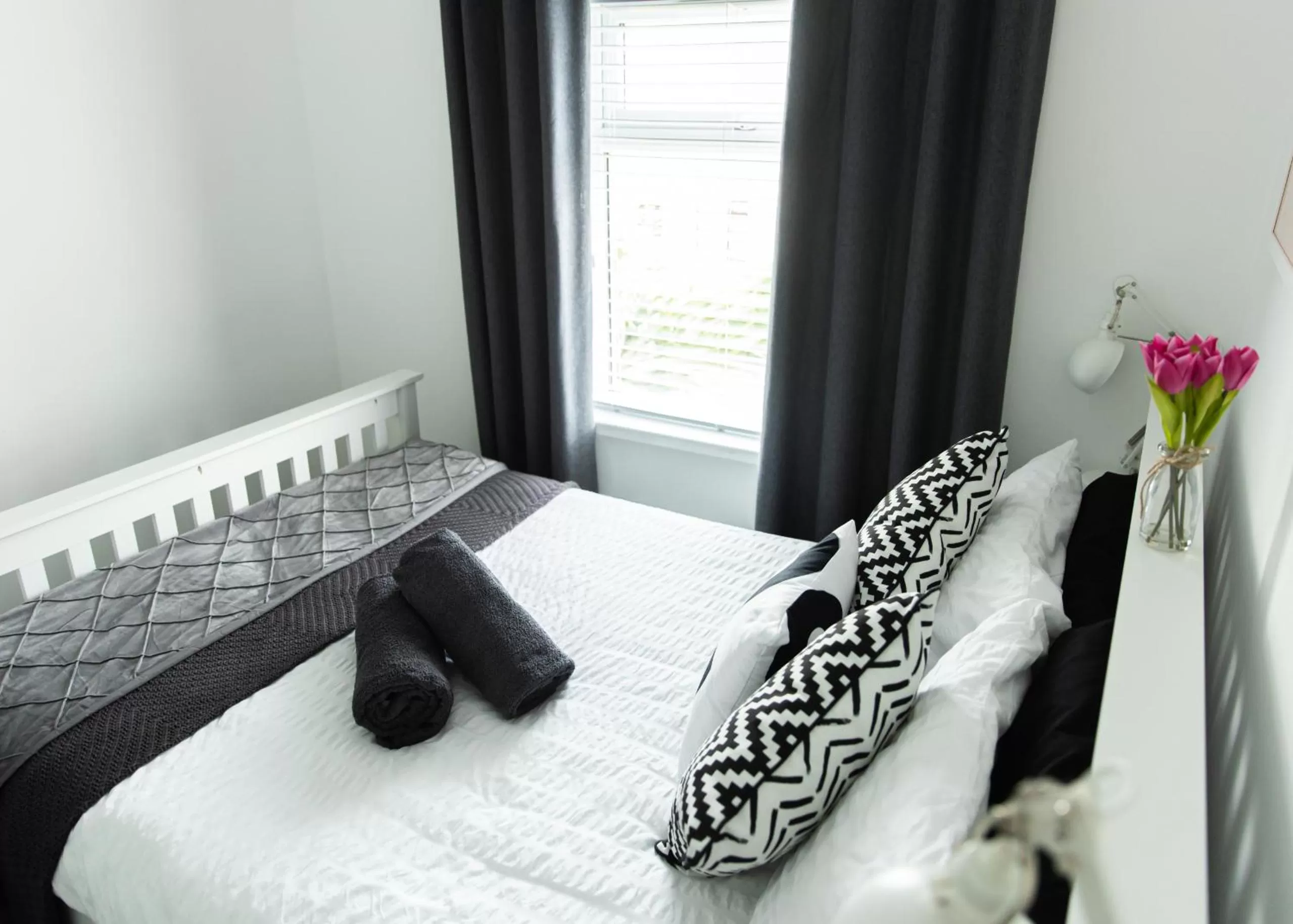 Bedroom, Bed in Entire family home , large rear garden and free parking