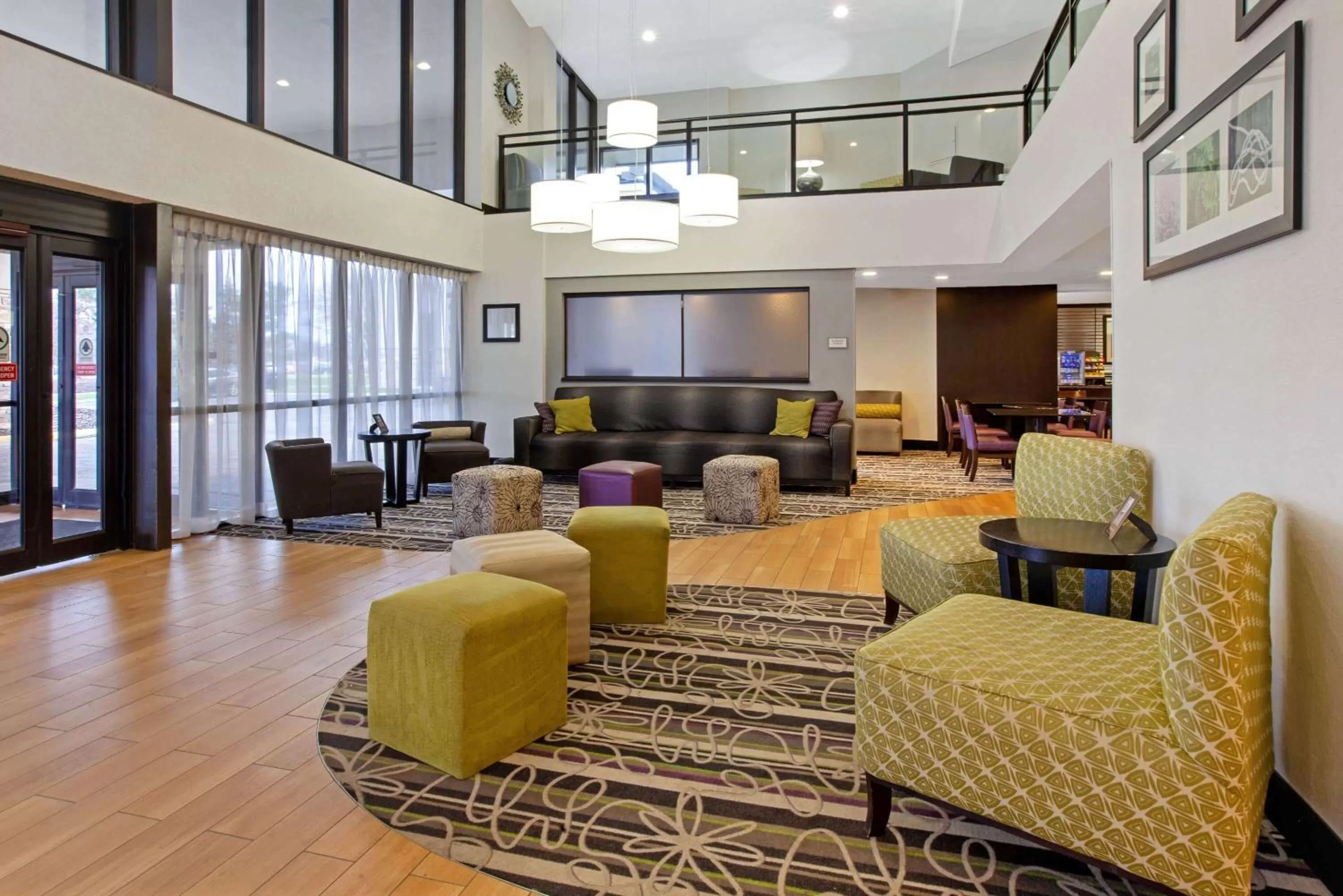 Communal lounge/ TV room in La Quinta Inn & Suites by Wyndham Detroit Metro Airport