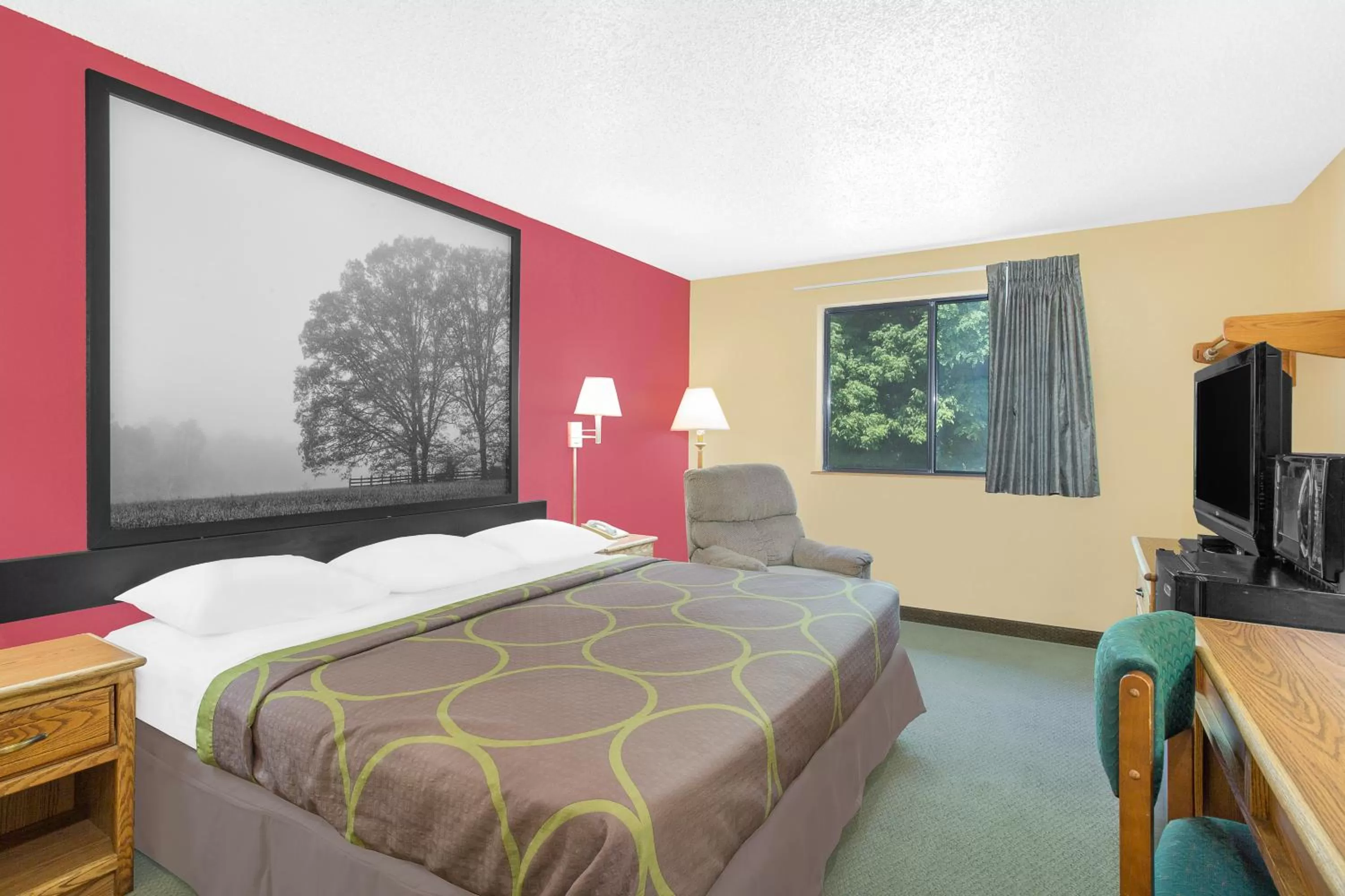 Photo of the whole room, Bed in Super 8 by Wyndham Roanoke VA