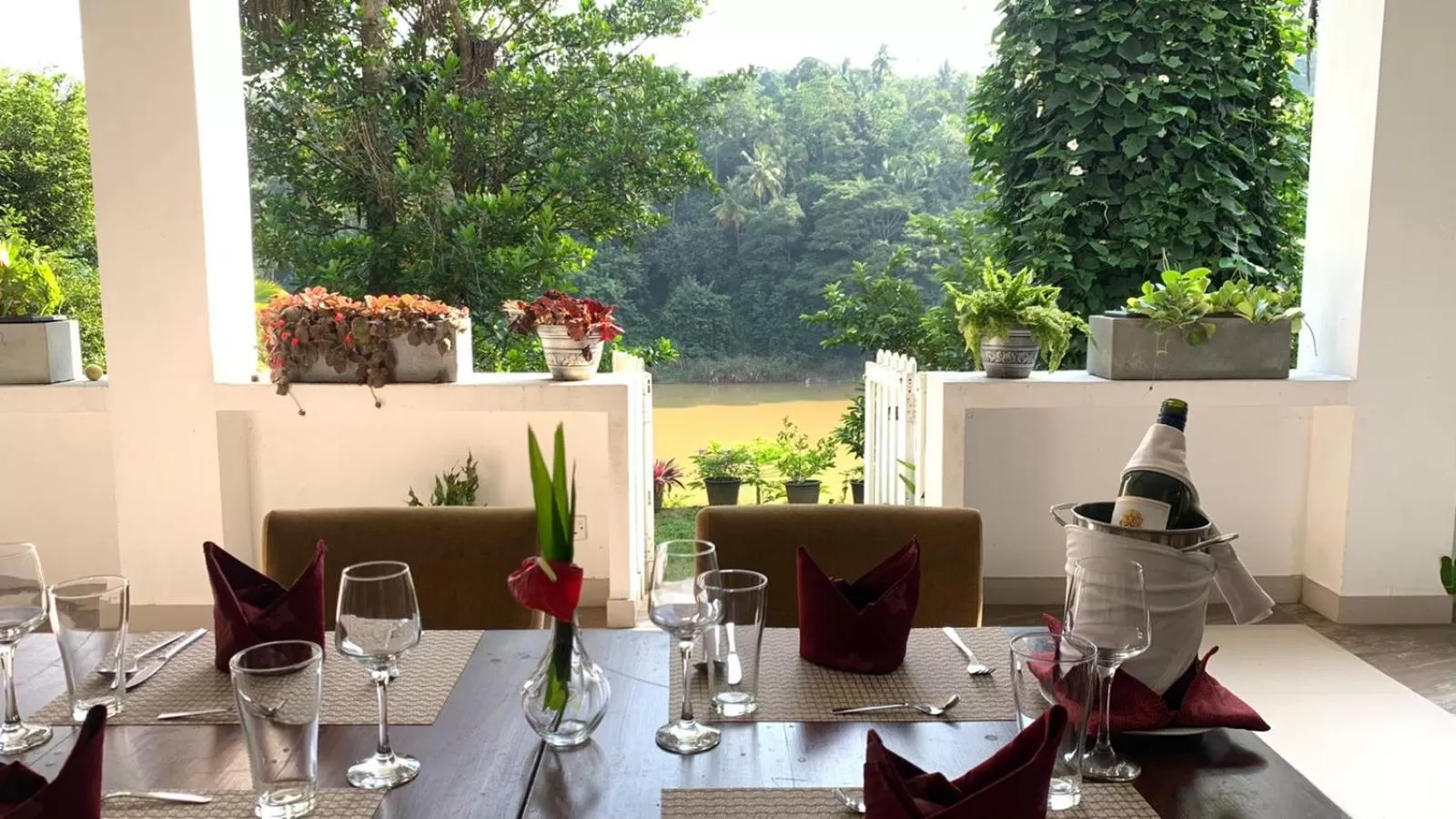 Lounge or bar, Restaurant/Places to Eat in Kandy Rivers Edge Nature Resort