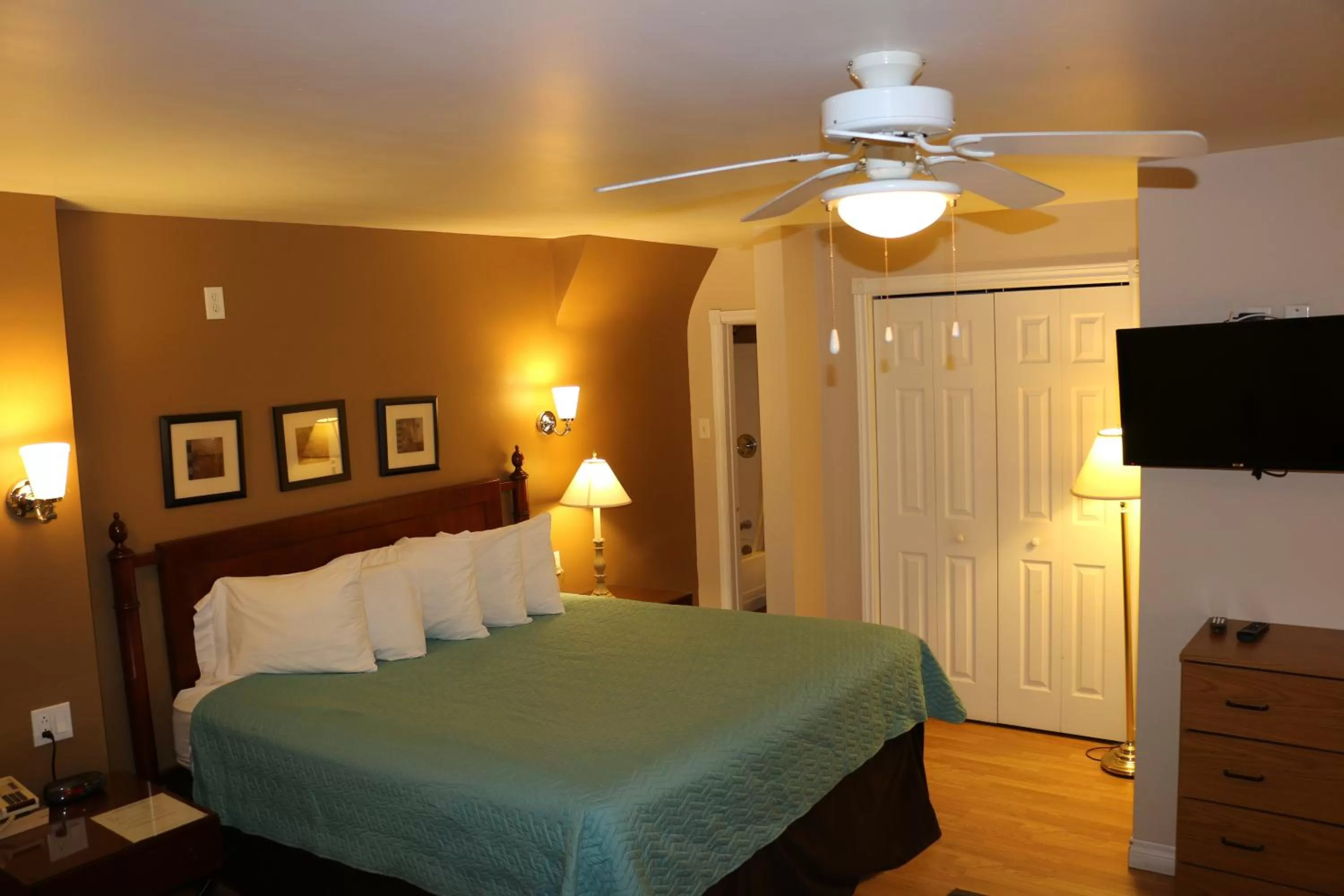 Bedroom in Midtown Motel & Suites