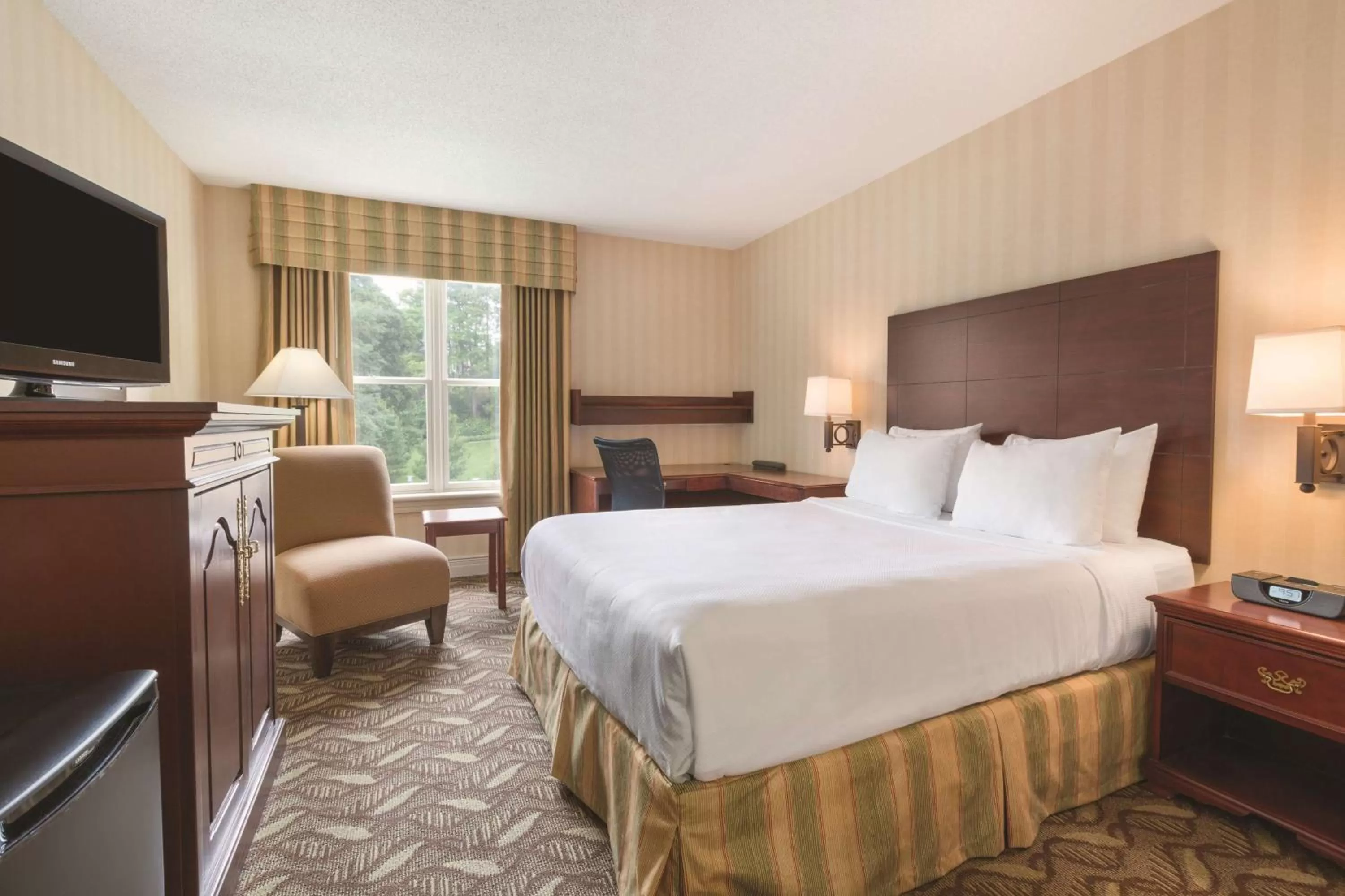 Photo of the whole room, Bed in Ivey Spencer Leadership Centre