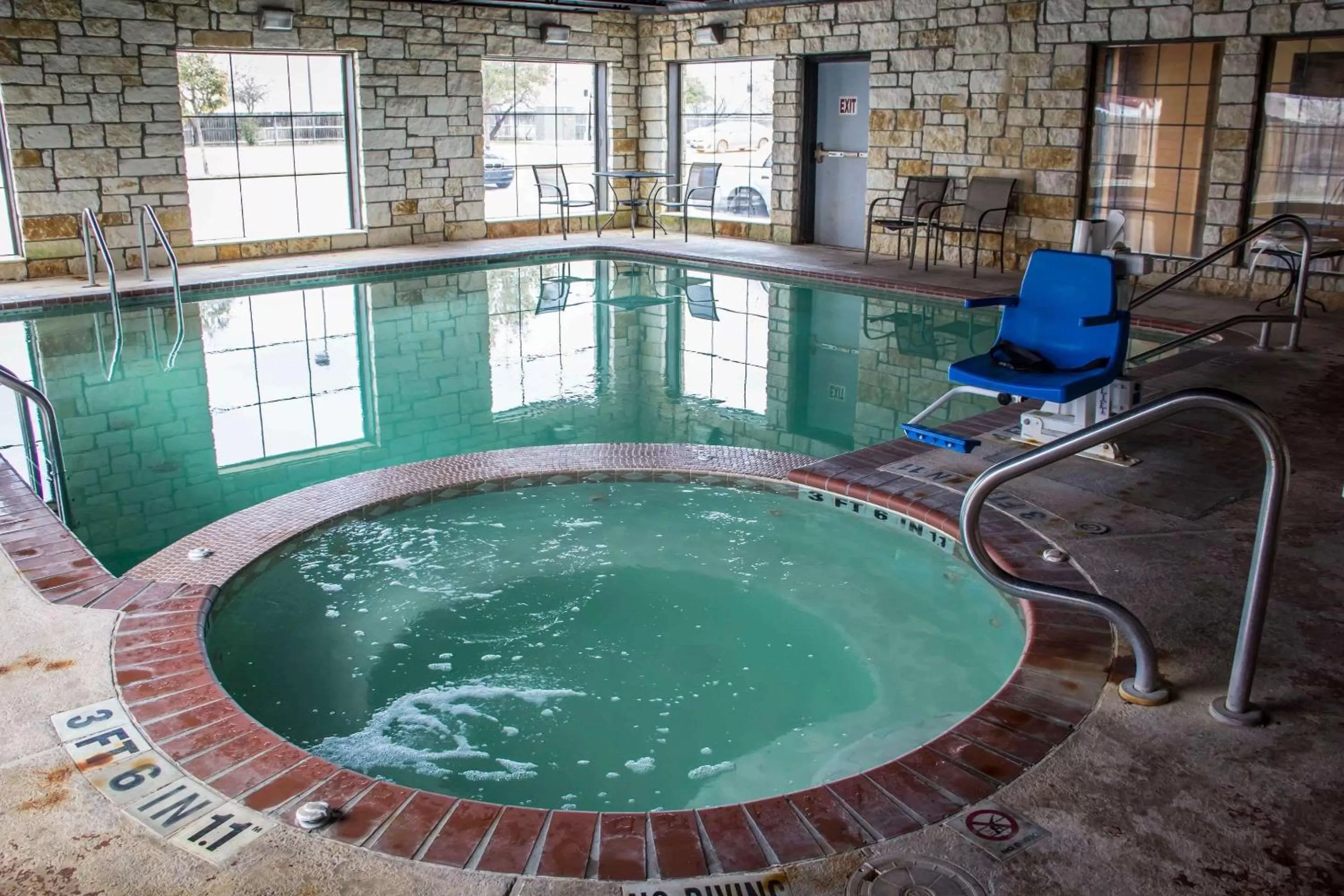 Swimming pool in Comfort Suites San Antonio Near Seaworld