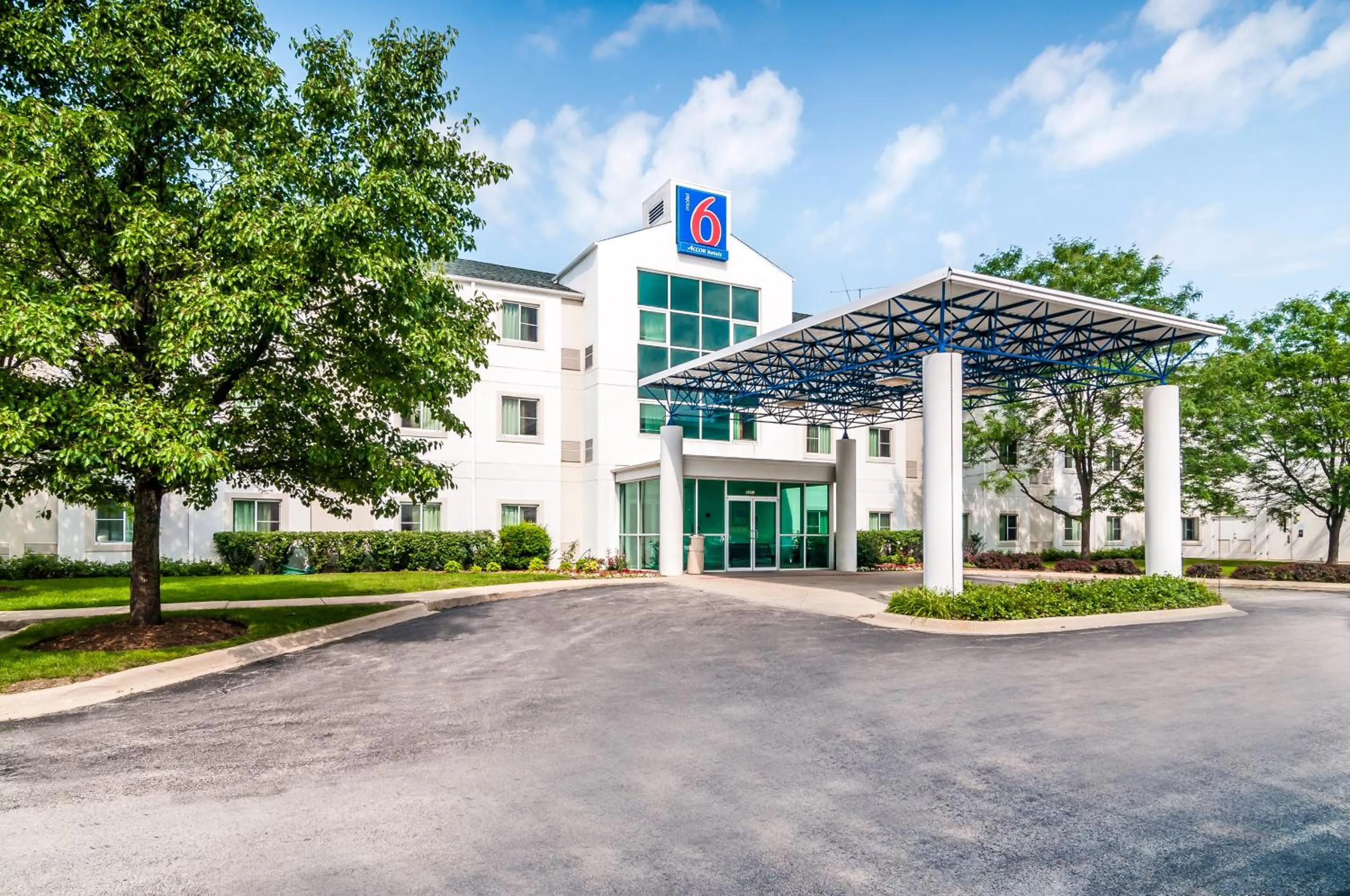 Facade/entrance in Motel 6-Joliet, IL - Chicago - I-55