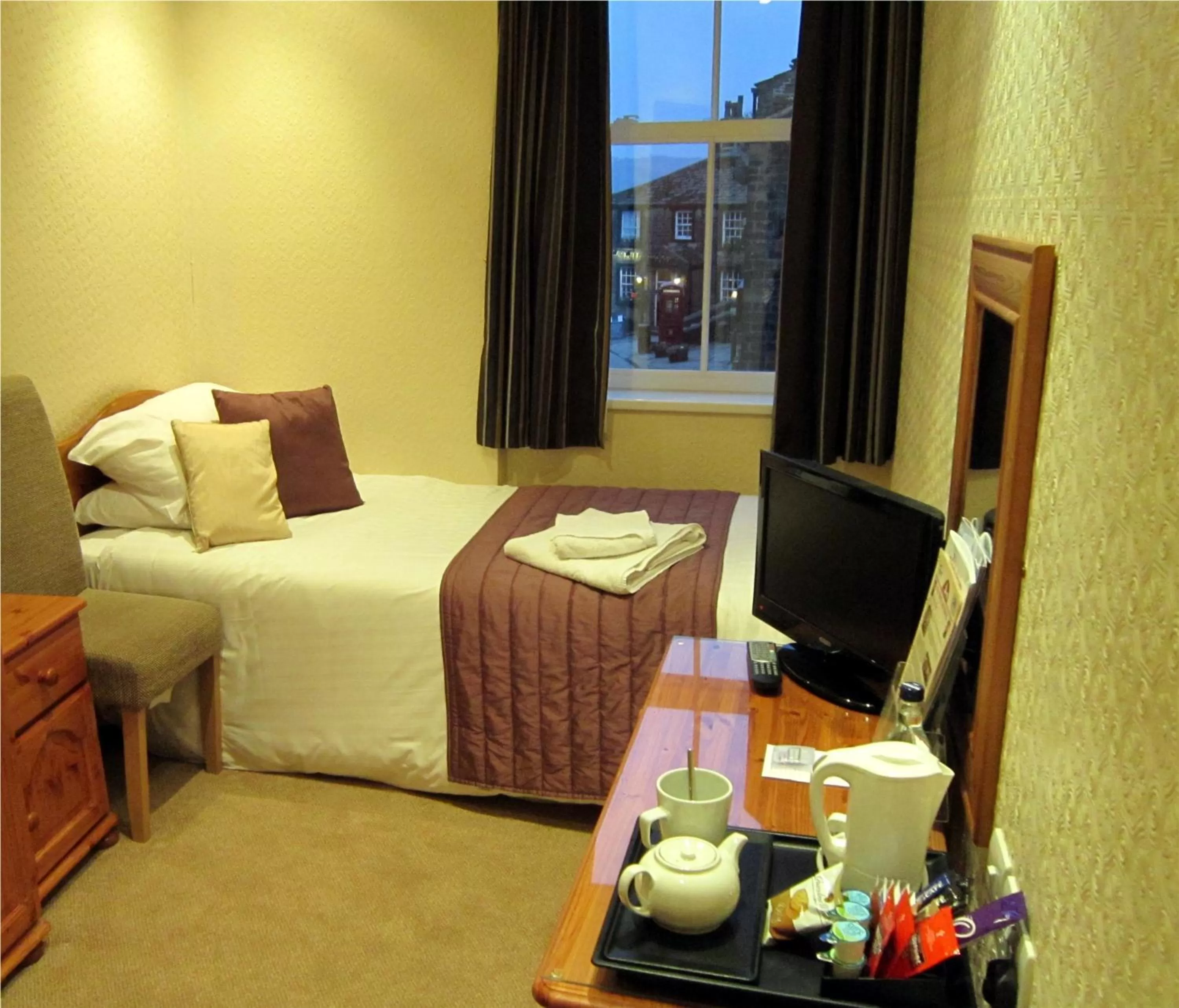 Bedroom, Bed in The Old White Lion Hotel