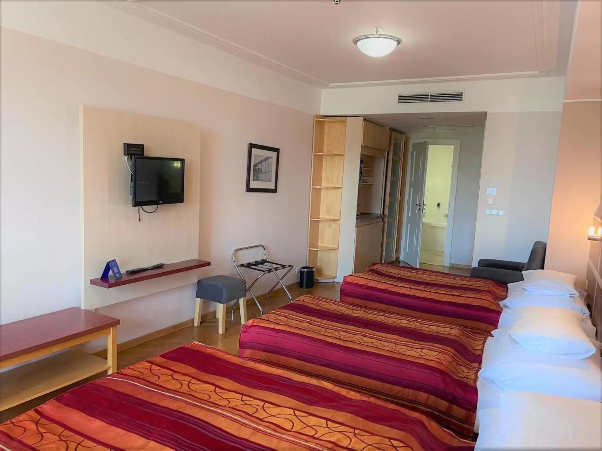 Quadruple Room with Garden View in EA Hotel Julis Quadruple Room with Garden View in EA Hotel Julis
