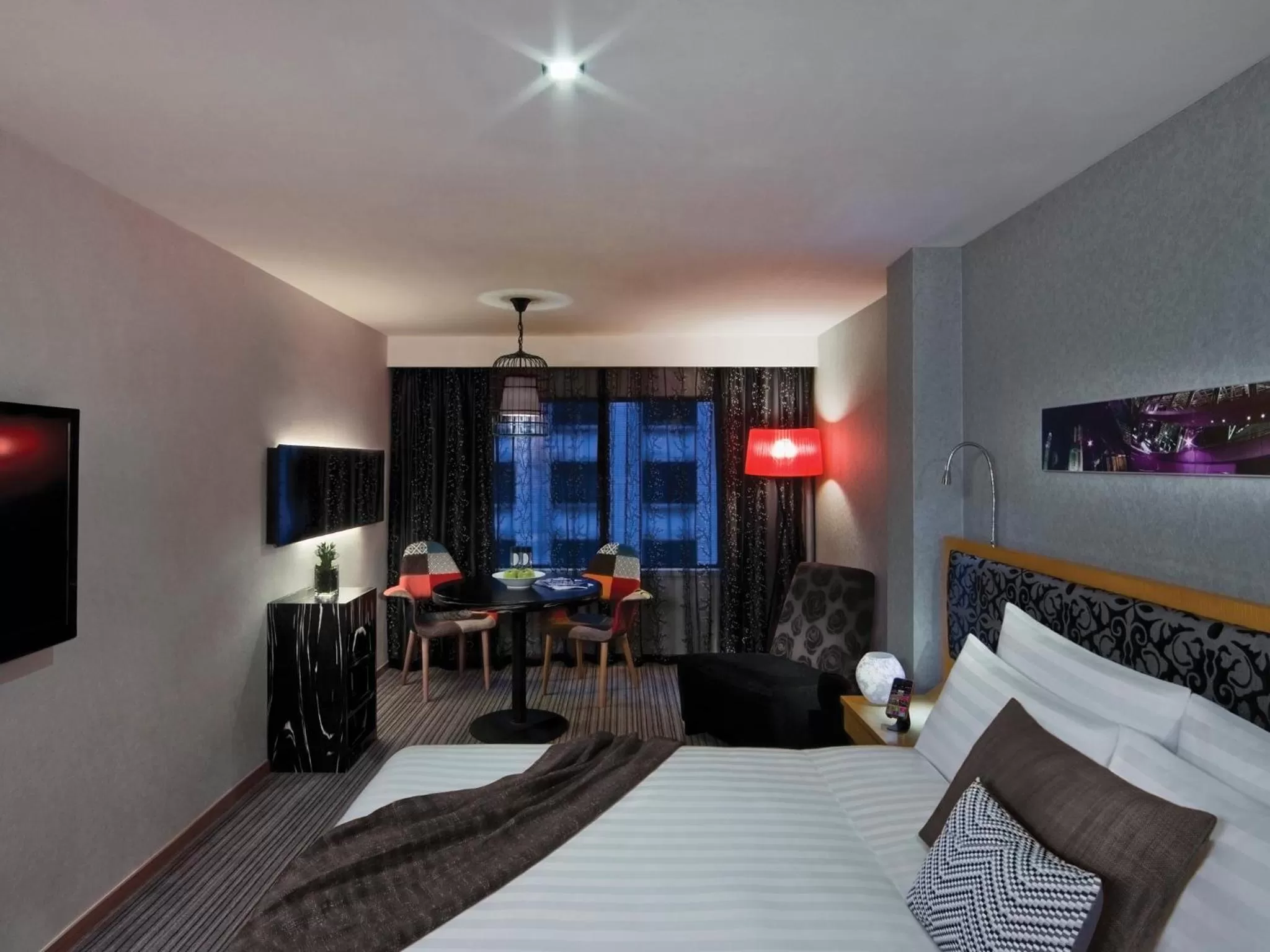 Photo of the whole room, Bed in Kew Green Hotel Wanchai Hong Kong