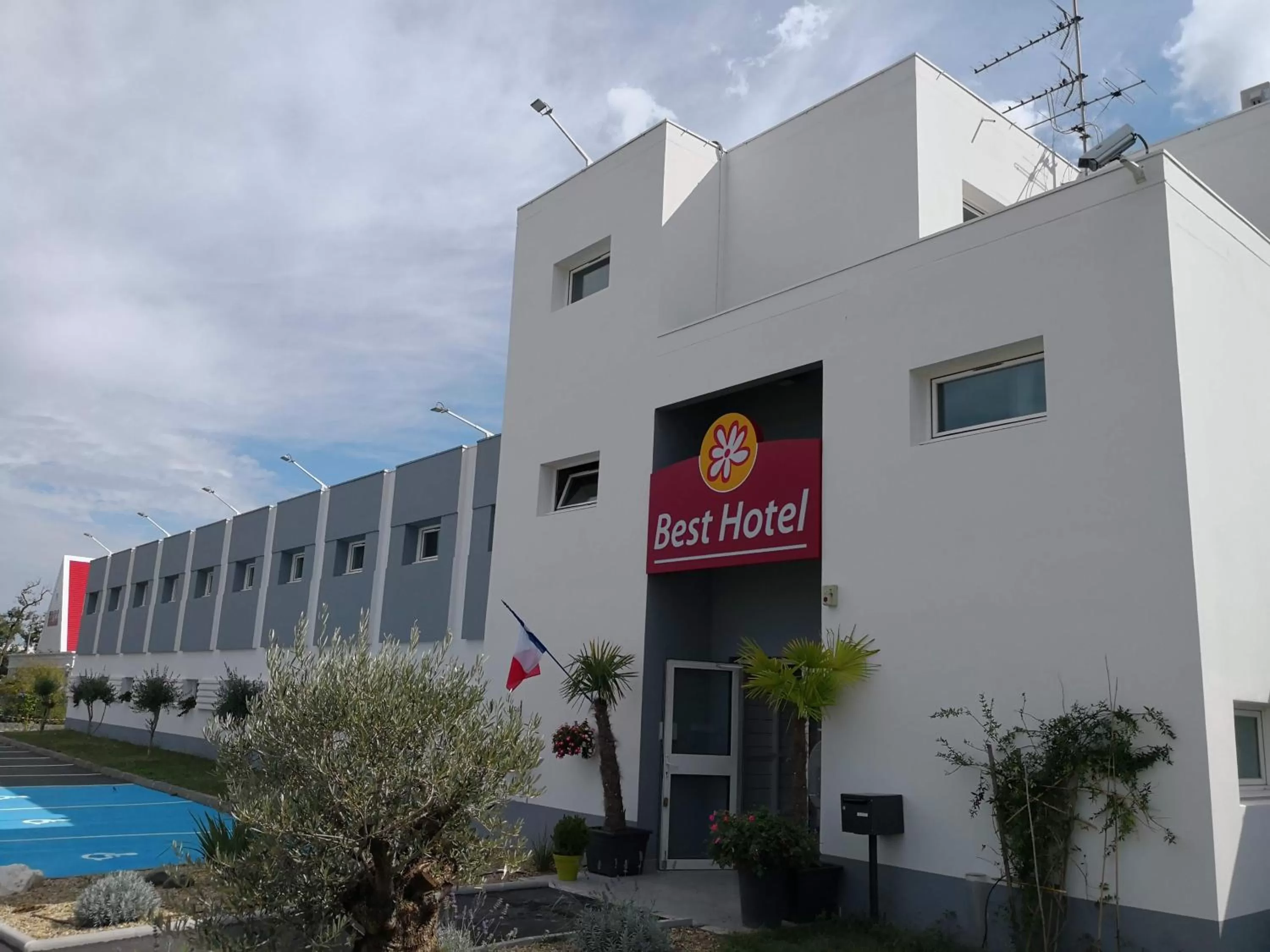 Facade/entrance in Best Hotel Bordeaux Sud