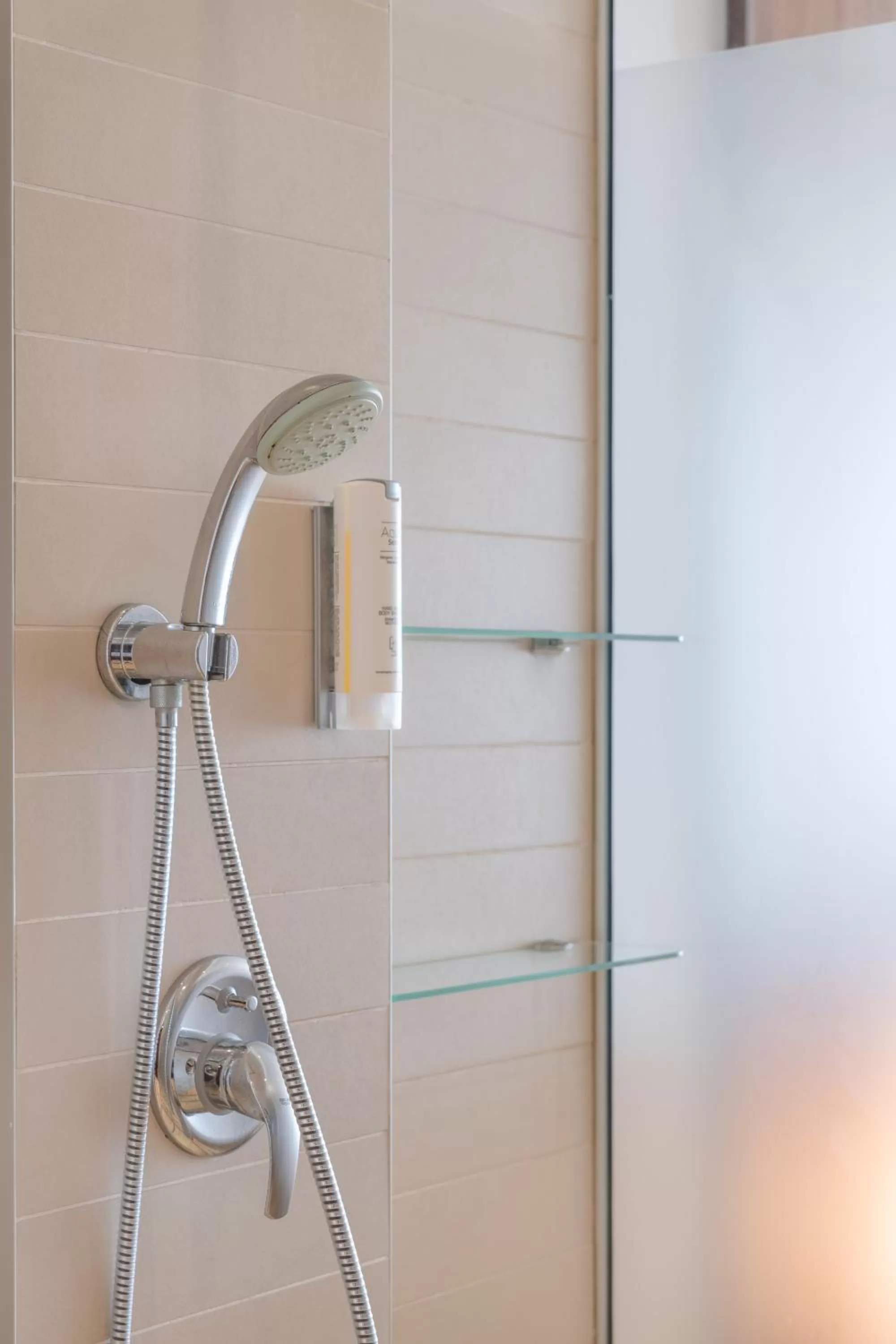 Shower in Napa Mermaid Hotel & Suites