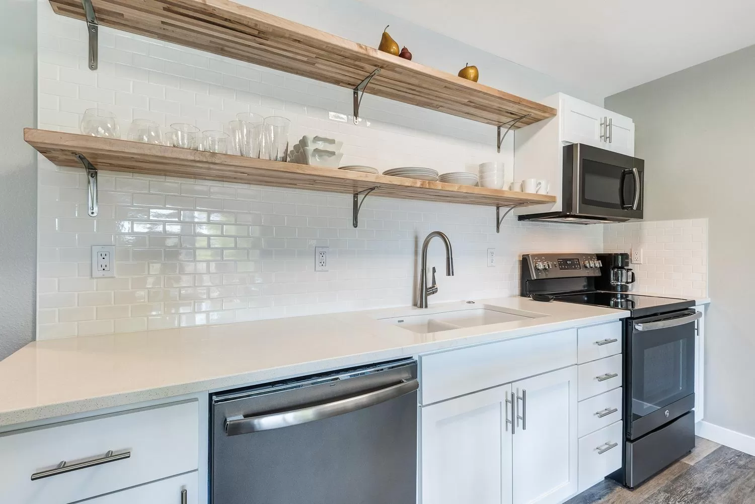 Kitchen or kitchenette, Kitchen/Kitchenette in Bend Riverside Condos