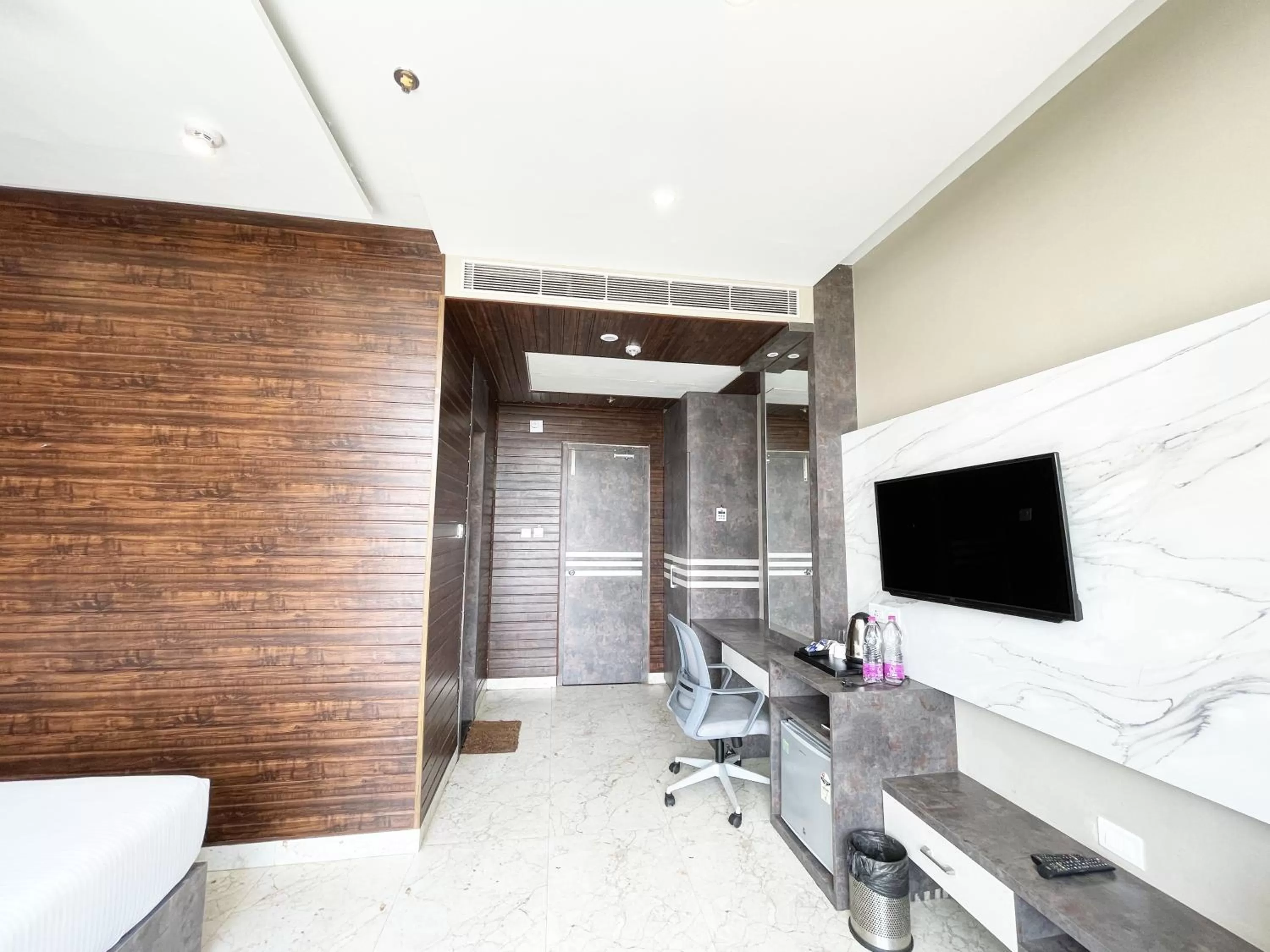 TV/Entertainment Center in Hotel TBS sea view ! Puri