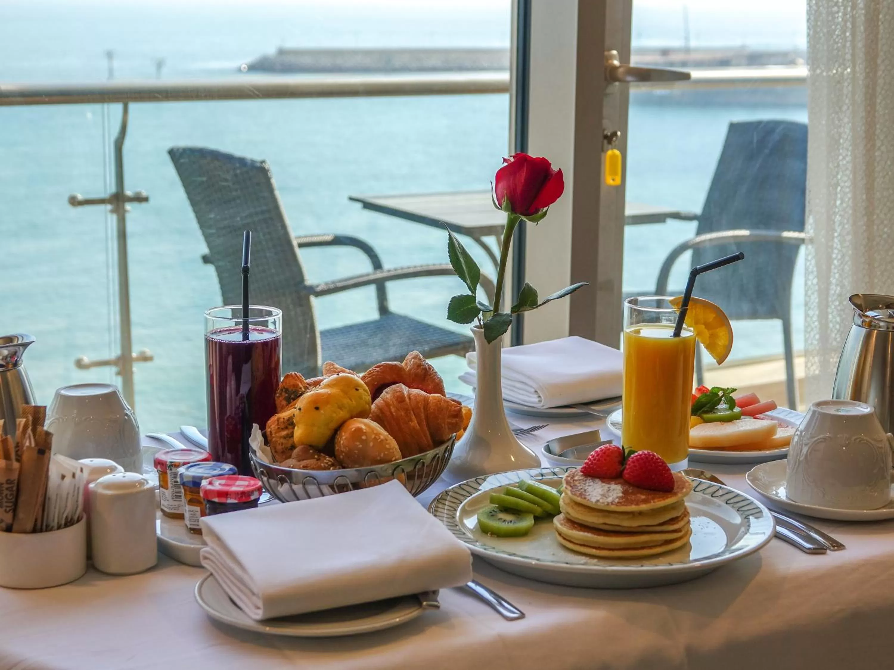 Food and drinks in Al Kout Beach Hotel