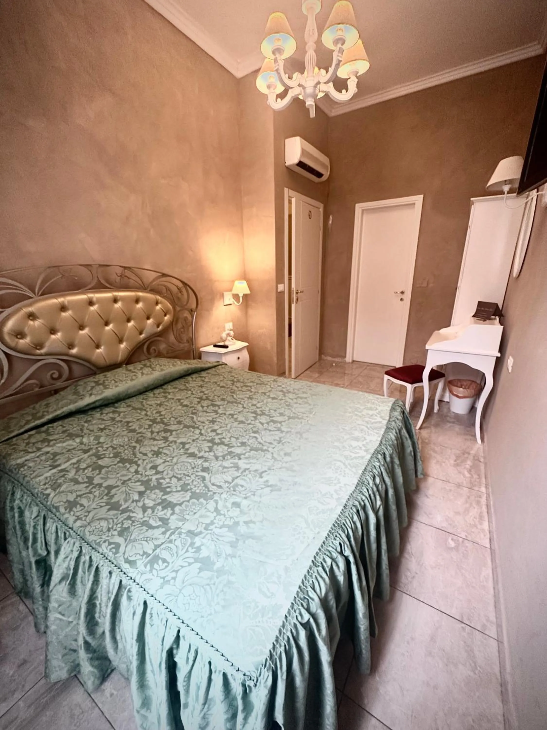 Bed in Boutique Hotel Calais Milano