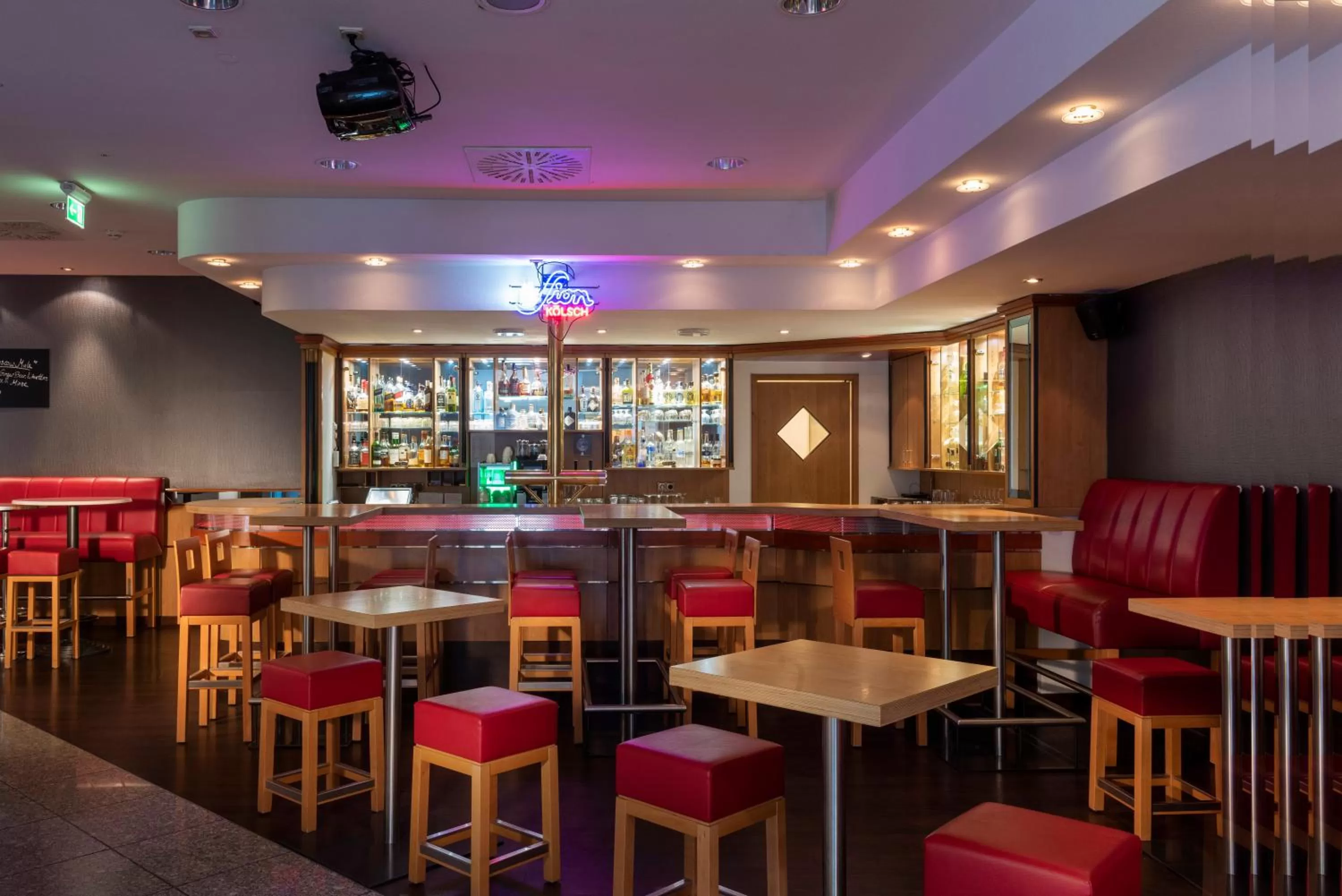 Lounge or bar in Holiday Inn Frankfurt Airport - Neu-Isenburg by IHG