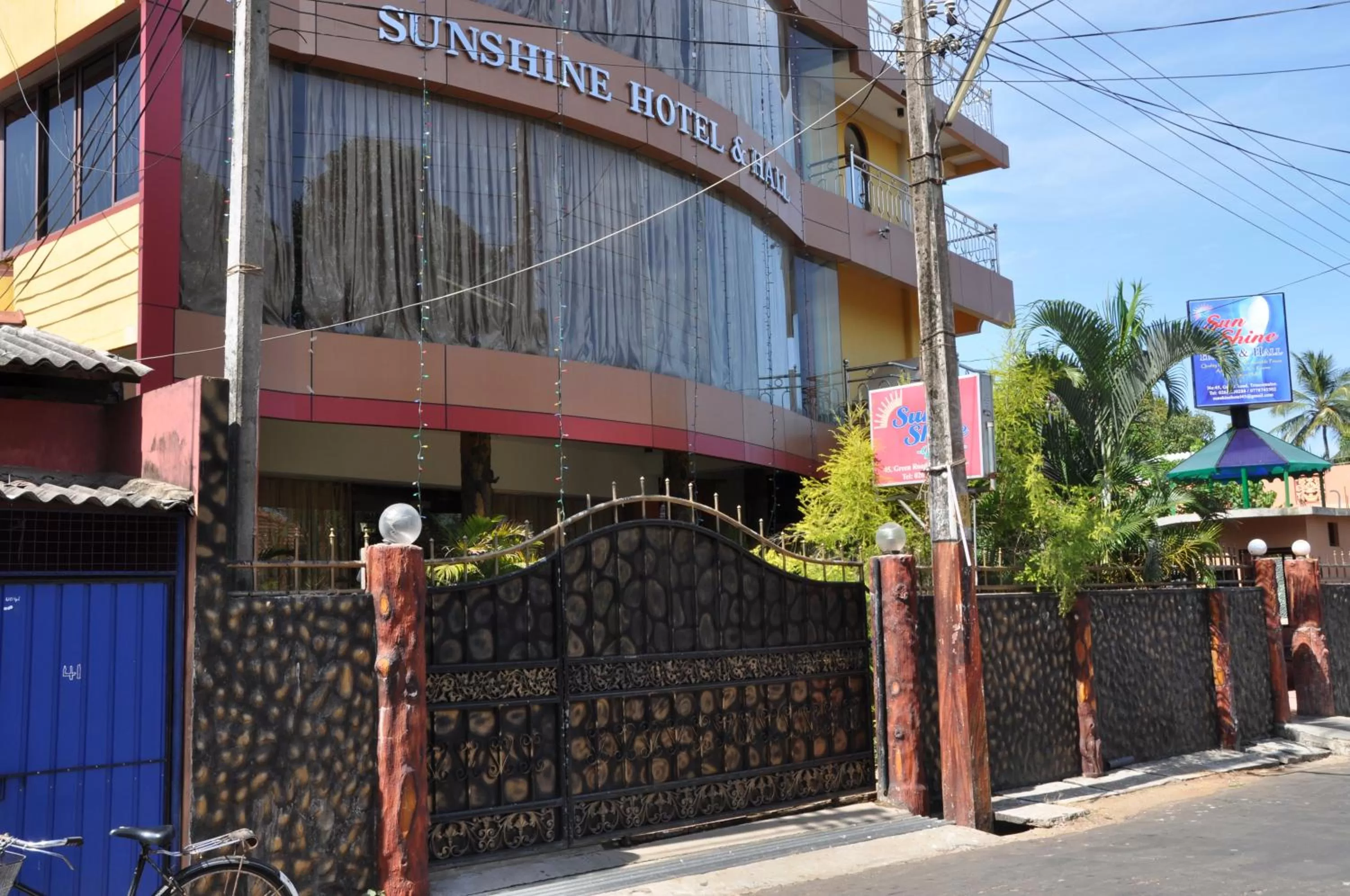 Facade/entrance in Sunshine Hotel