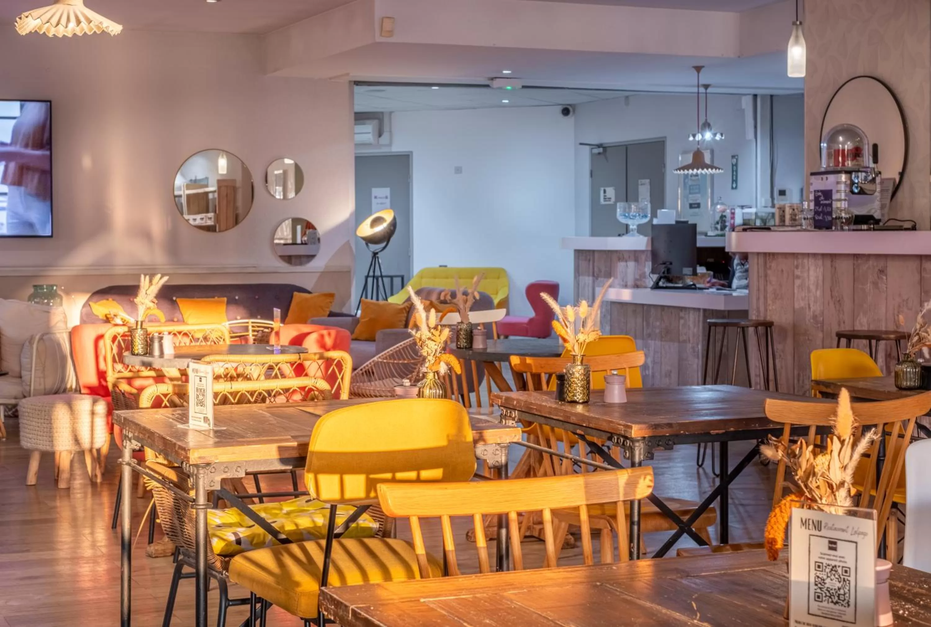 Restaurant/places to eat in Kyriad Lyon Est - Bron Eurexpo Le Cottage