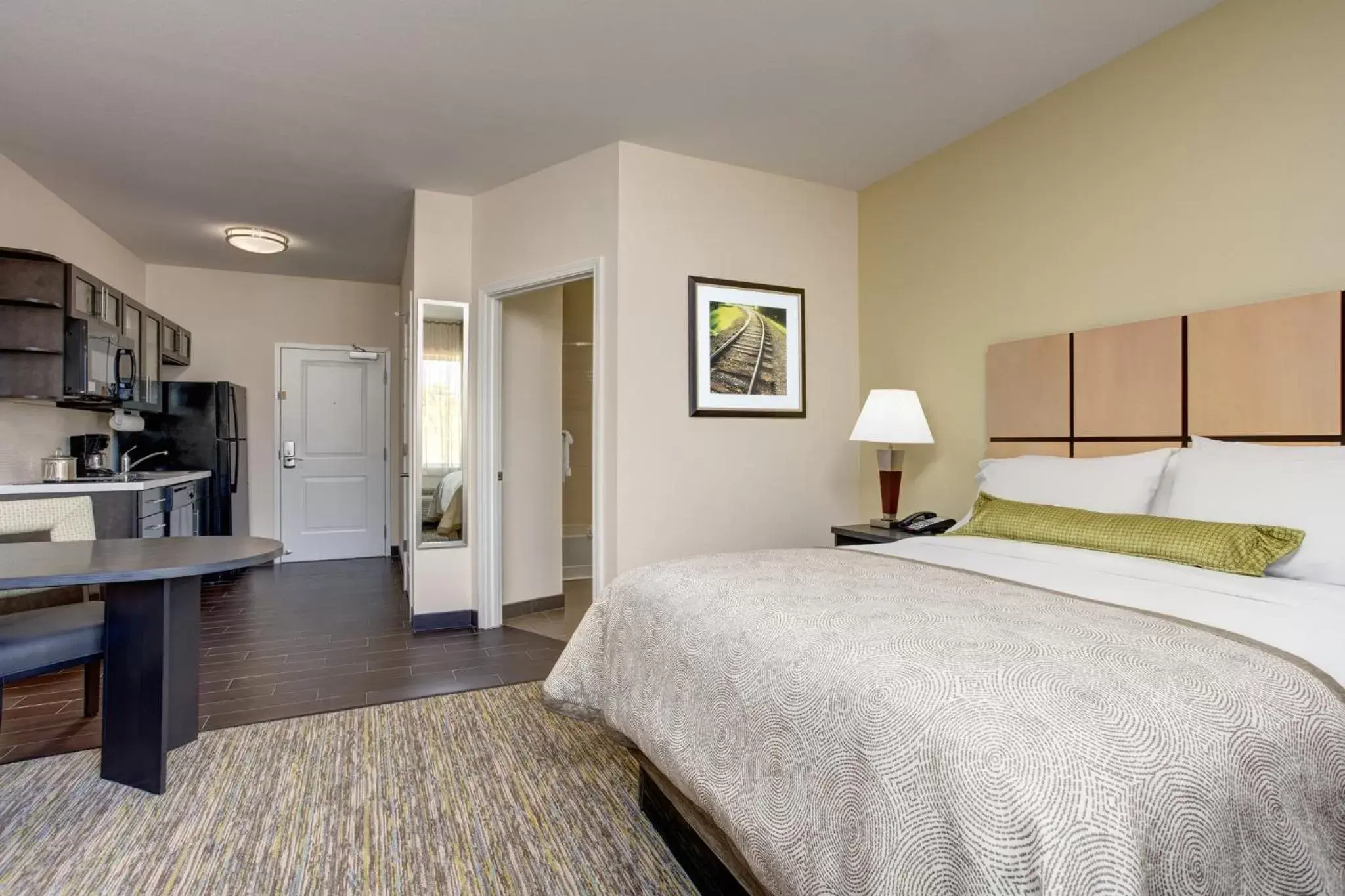 Queen Studio Suite in Candlewood Suites Cut Off - Galliano by IHG Queen Studio Suite in Candlewood Suites Cut Off - Galliano by IHG