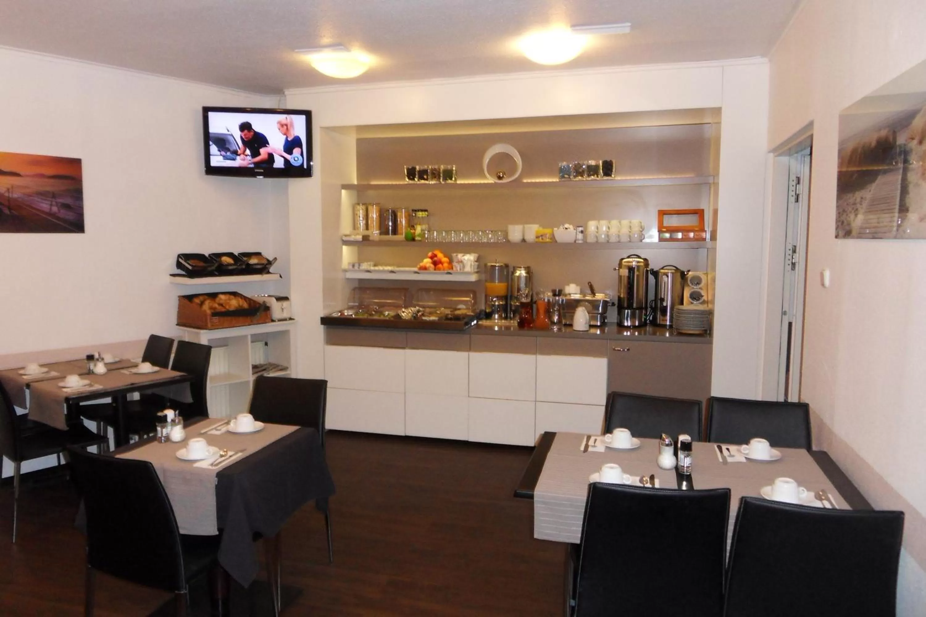 Restaurant/places to eat in Carlton Hotel