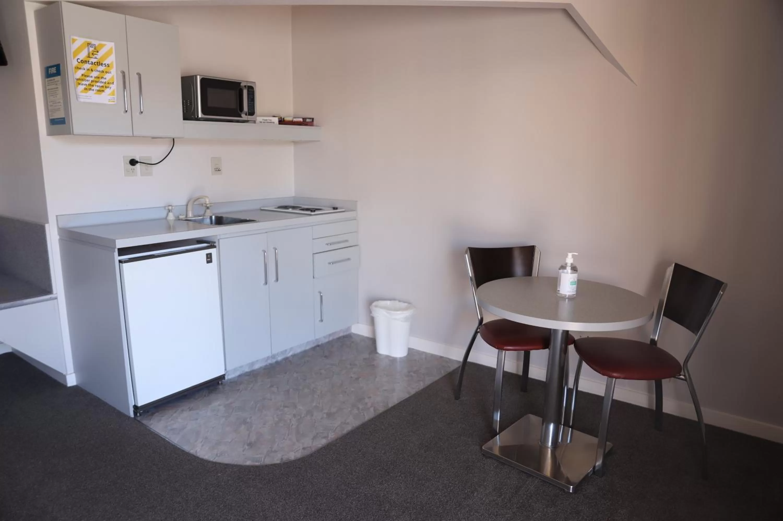 Kitchen or kitchenette in The Village Inn Hotel