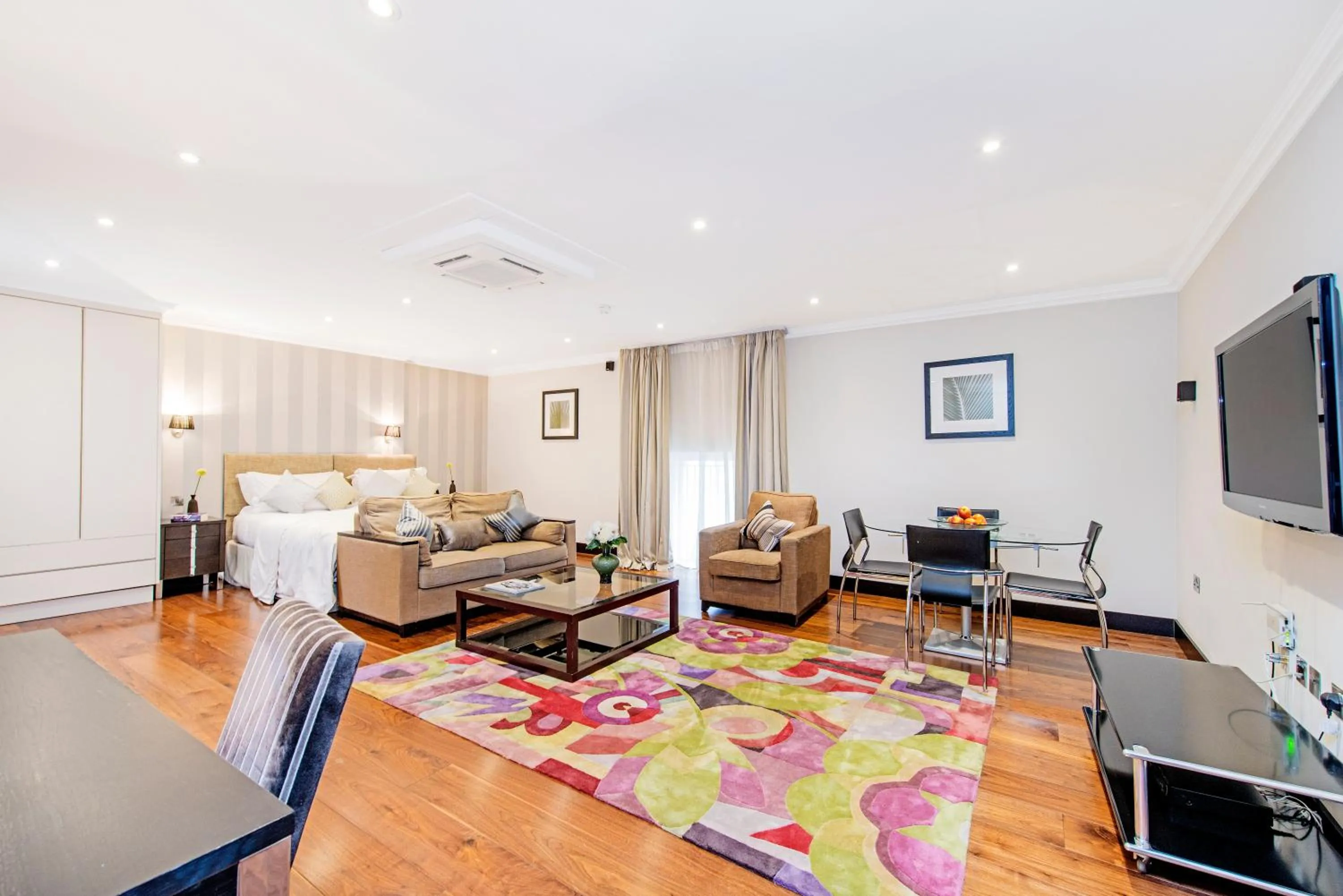 Living room, Bed in 130 Queen's Gate Apartments
