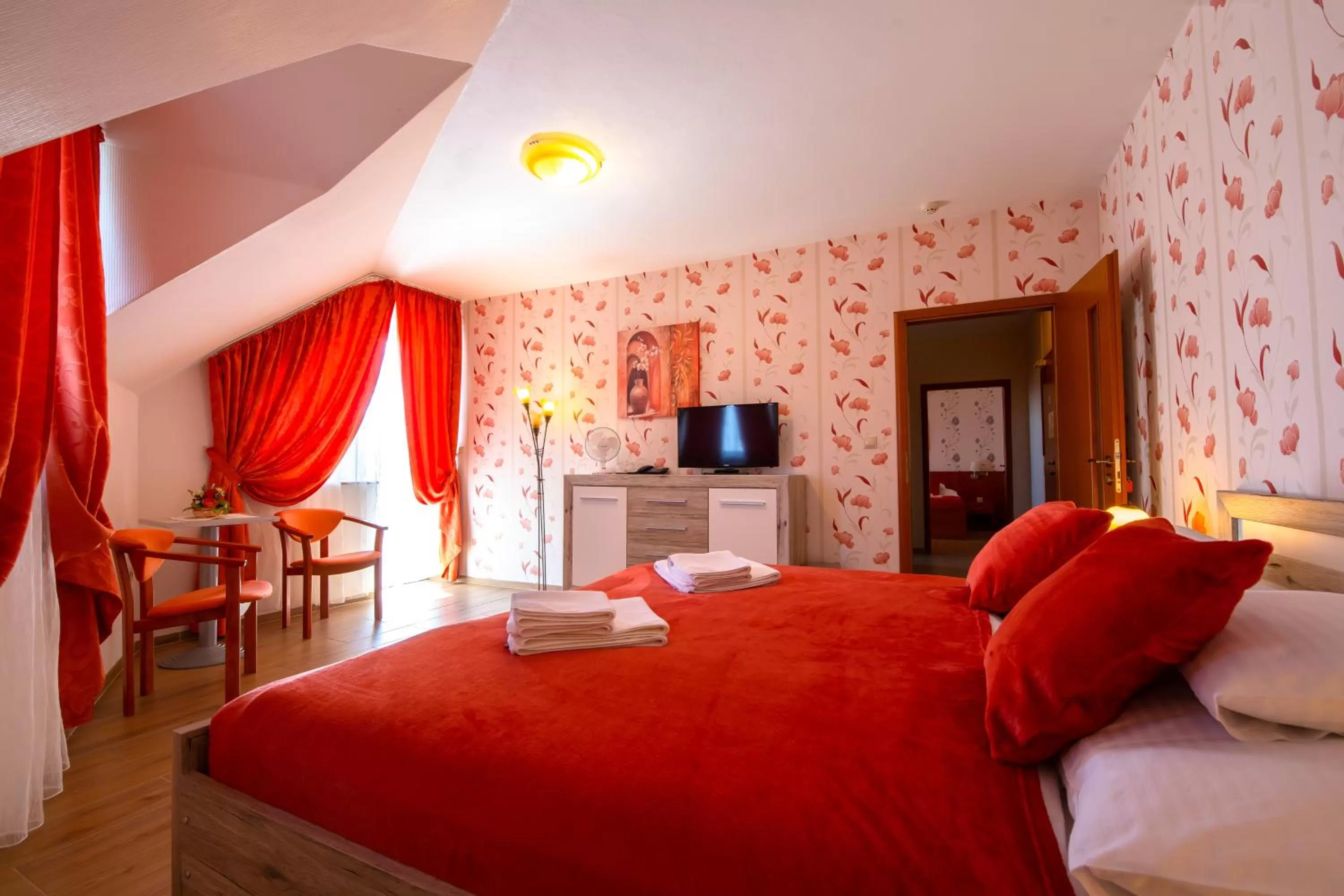 Communal lounge/ TV room, Bed in Spa & Wellness Hotel Orchidea