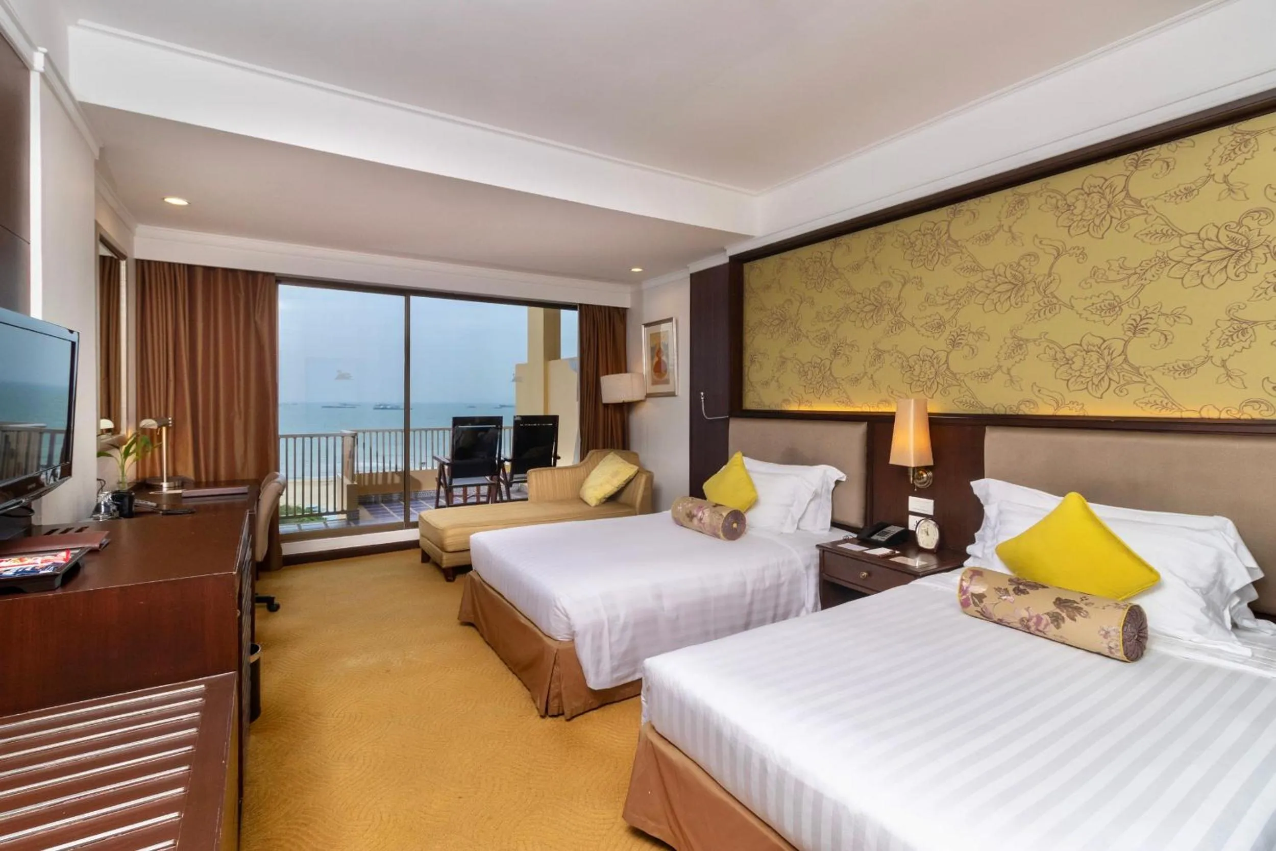 Bedroom, Bed in Dusit Thani Pattaya