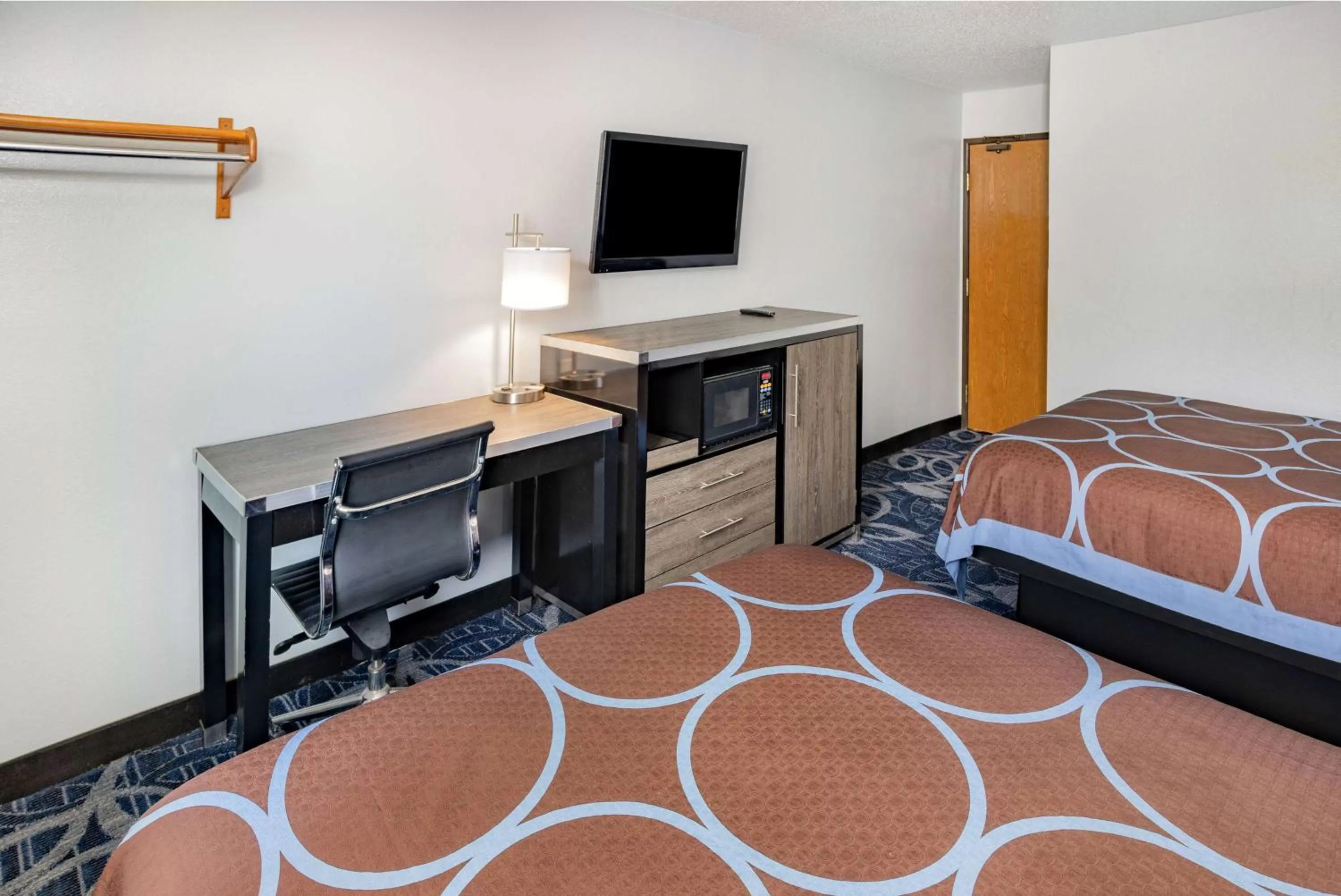 Photo of the whole room, Bed in Super 8 by Wyndham Johnstown/Gloversville