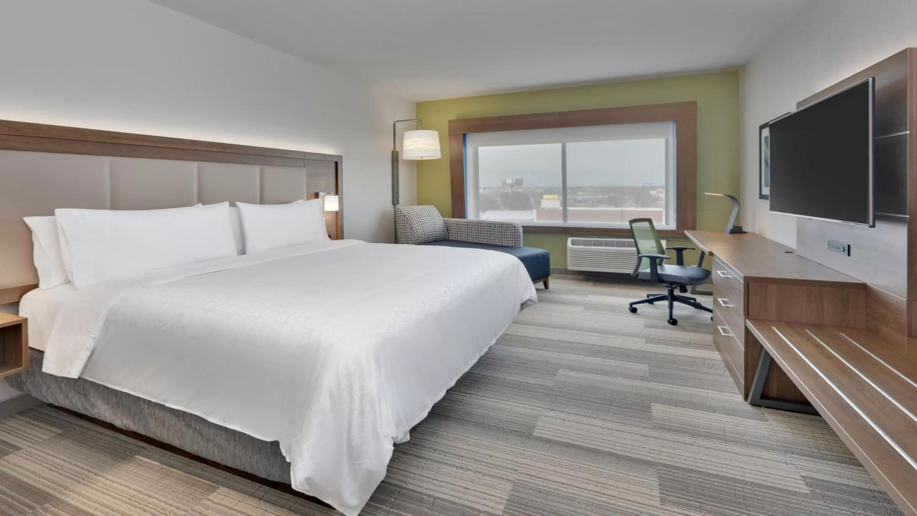 Photo of the whole room, Bed in Holiday Inn Express & Suites Oklahoma City West-Yukon by IHG