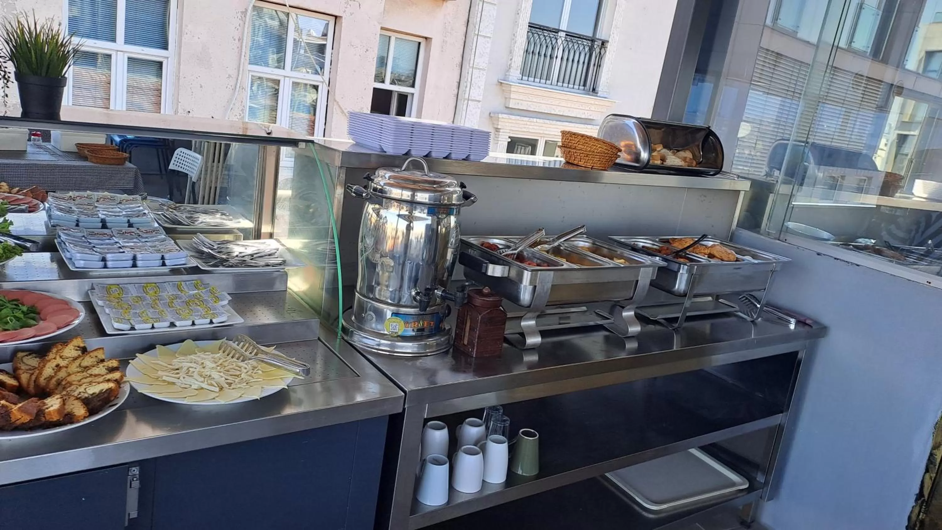 Restaurant/places to eat in Taksim Terrace Hotel