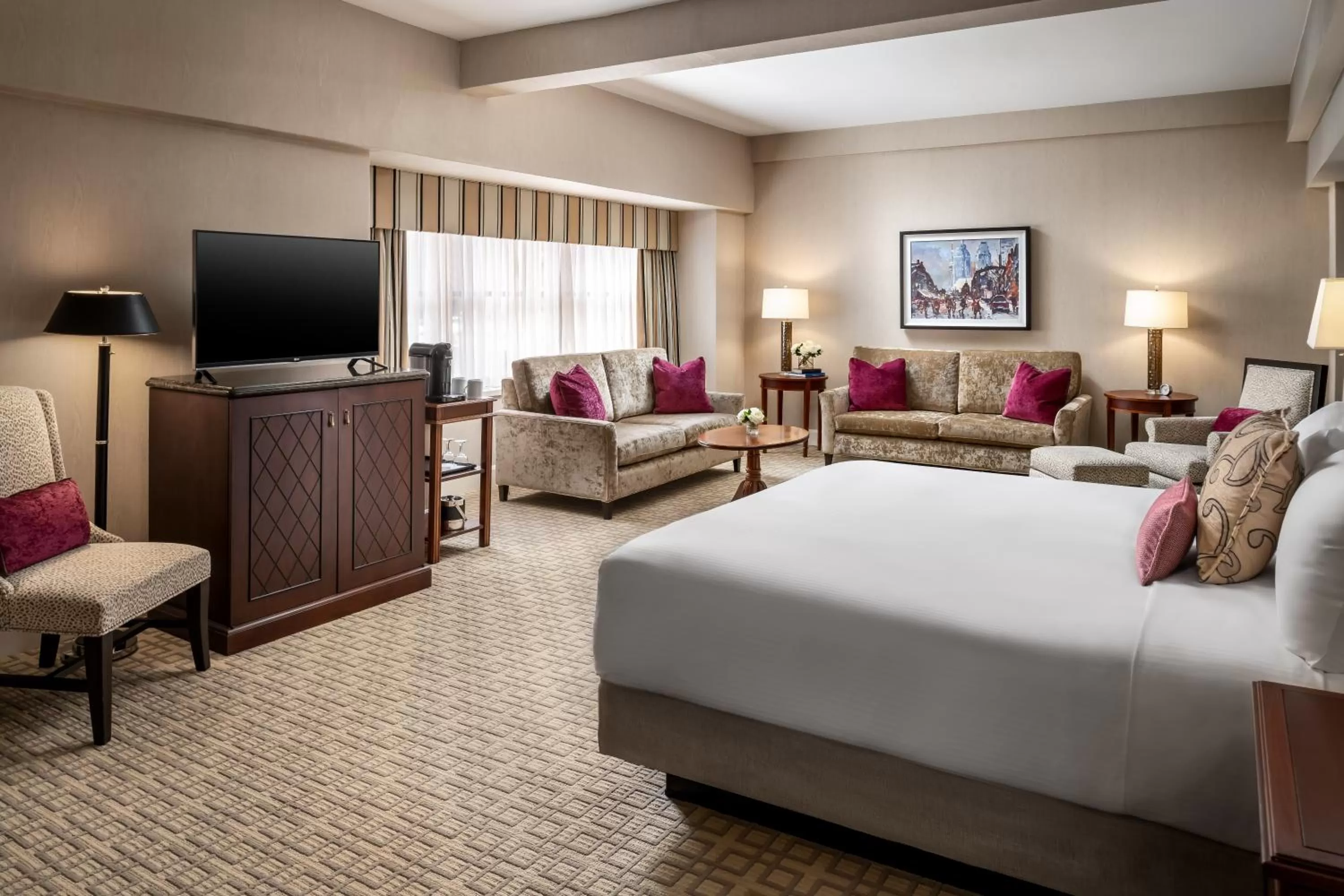 Living room, Bed in Fairmont Royal York Hotel