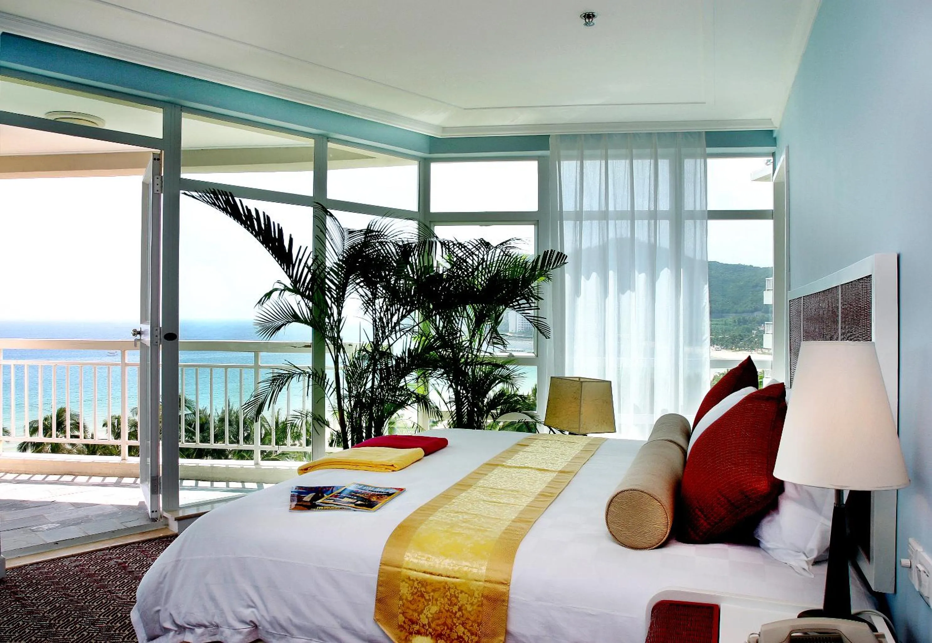 Bed in Sunshine Resort Intime Sanya