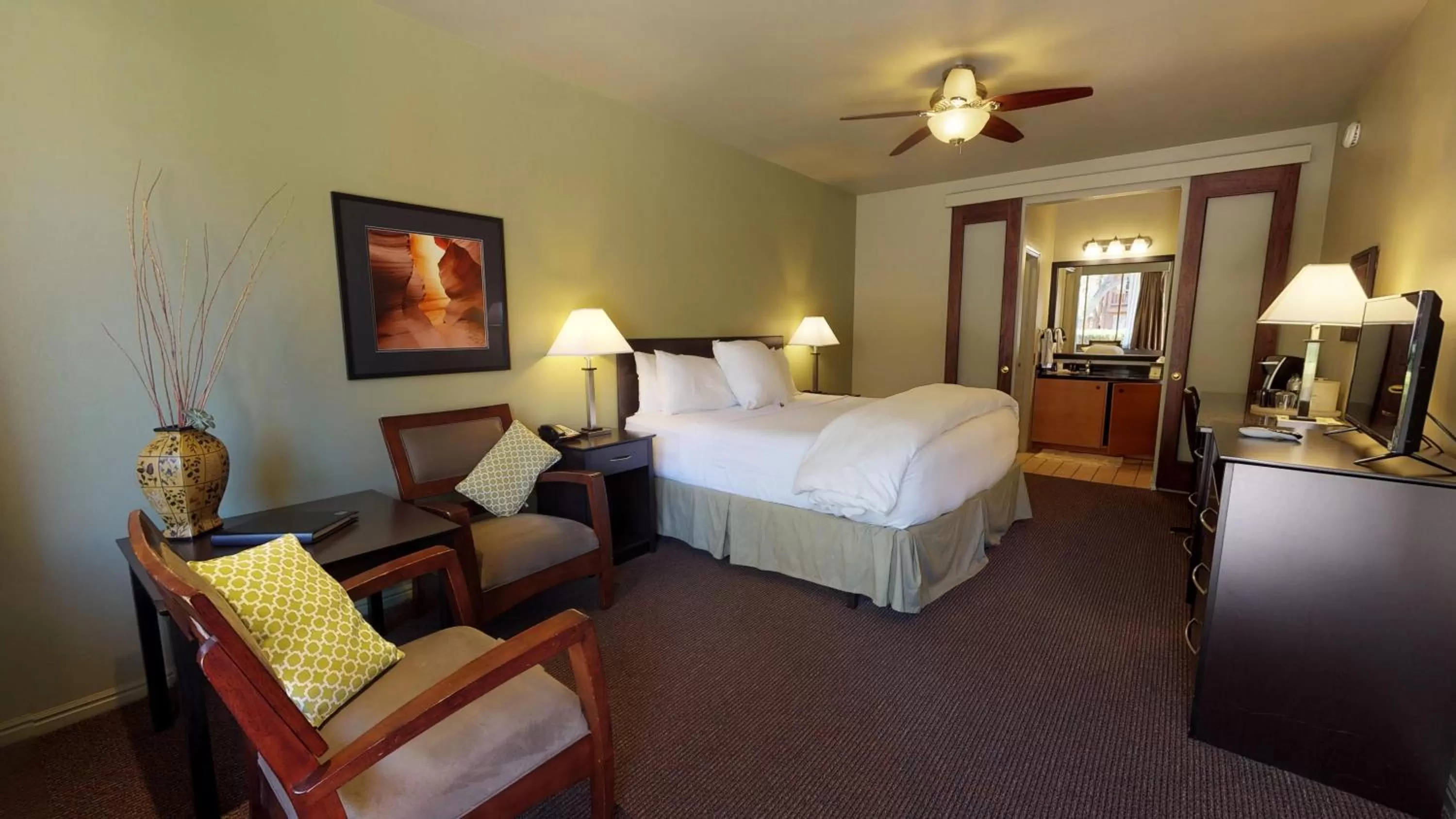 Photo of the whole room, Bed in Flanigan`s Resort and Spa