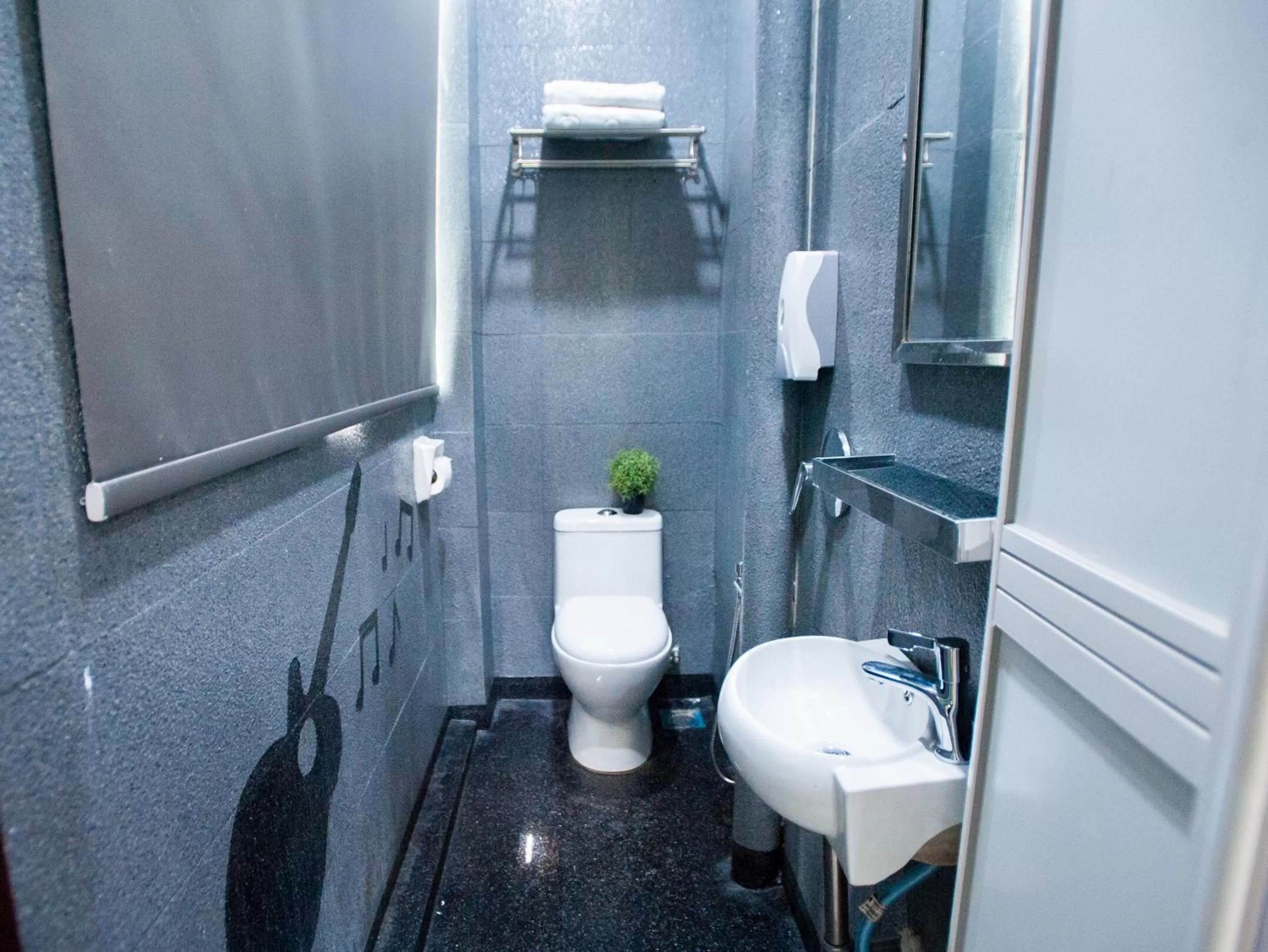 Toilet in DJ Citi Point Hotel