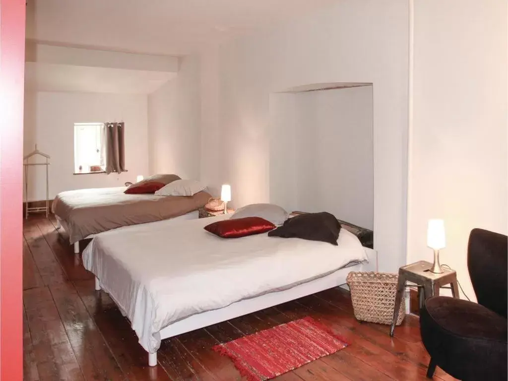 Family Room with Private Bathroom in LES JARDINS DE LA CATHÉDRALE chambres d Hôtes gîte de groupe Family Room with Private Bathroom in LES JARDINS DE LA CATHÉDRALE chambres d Hôtes gîte de groupe