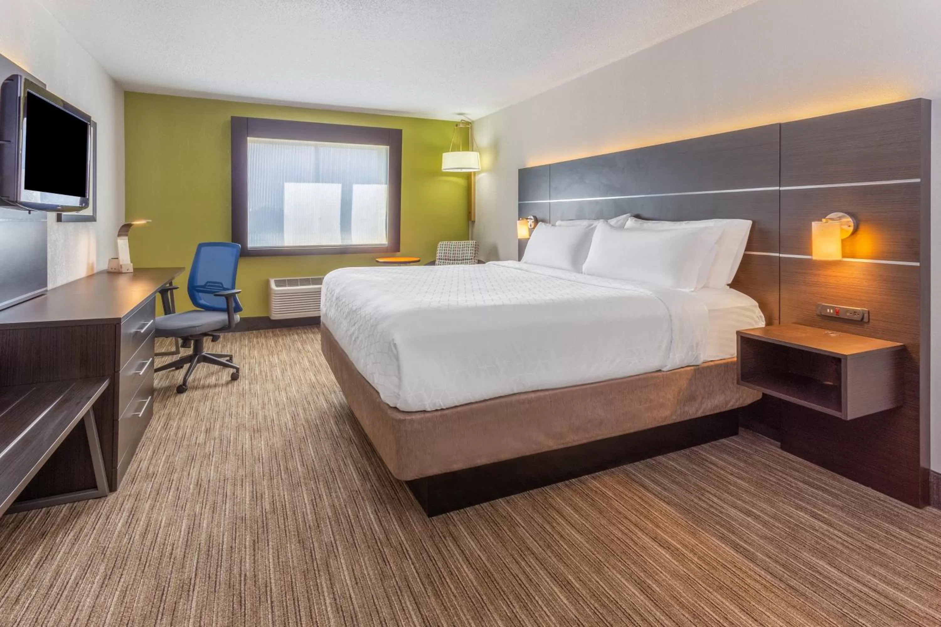 Photo of the whole room, Bed in Holiday Inn Express Columbus - Ohio Expo Center by IHG