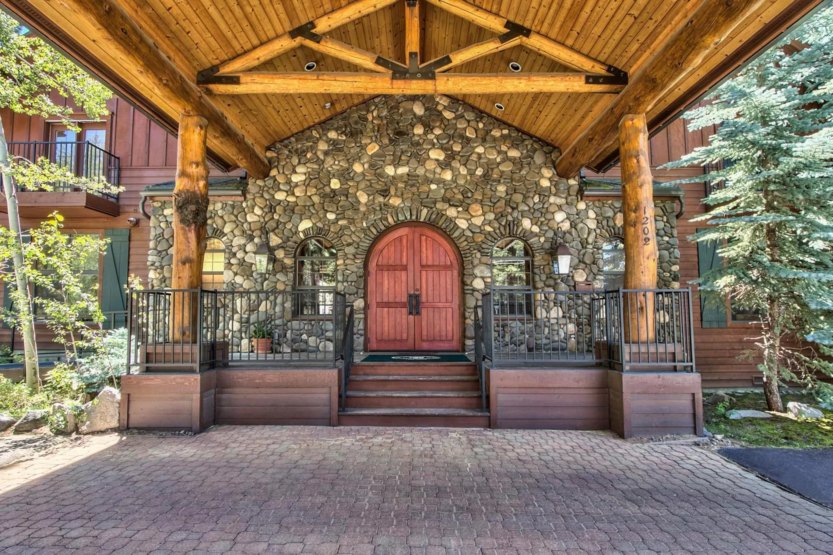 Facade/entrance in Black Bear Lodge