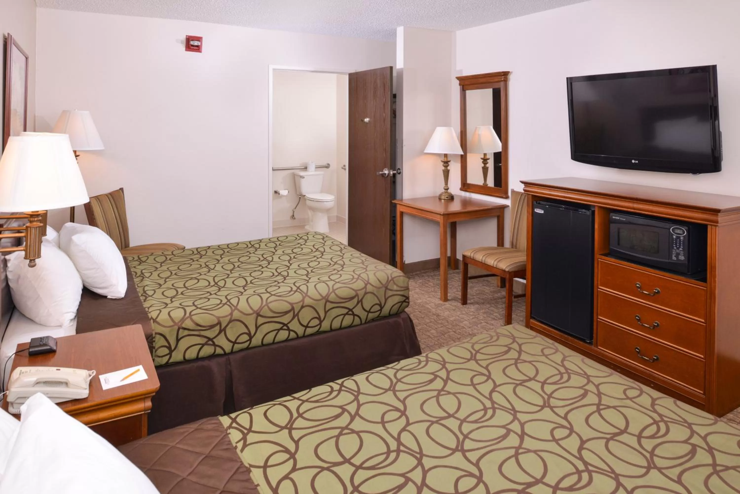 Bed in Briarwood Inn Of Geneva