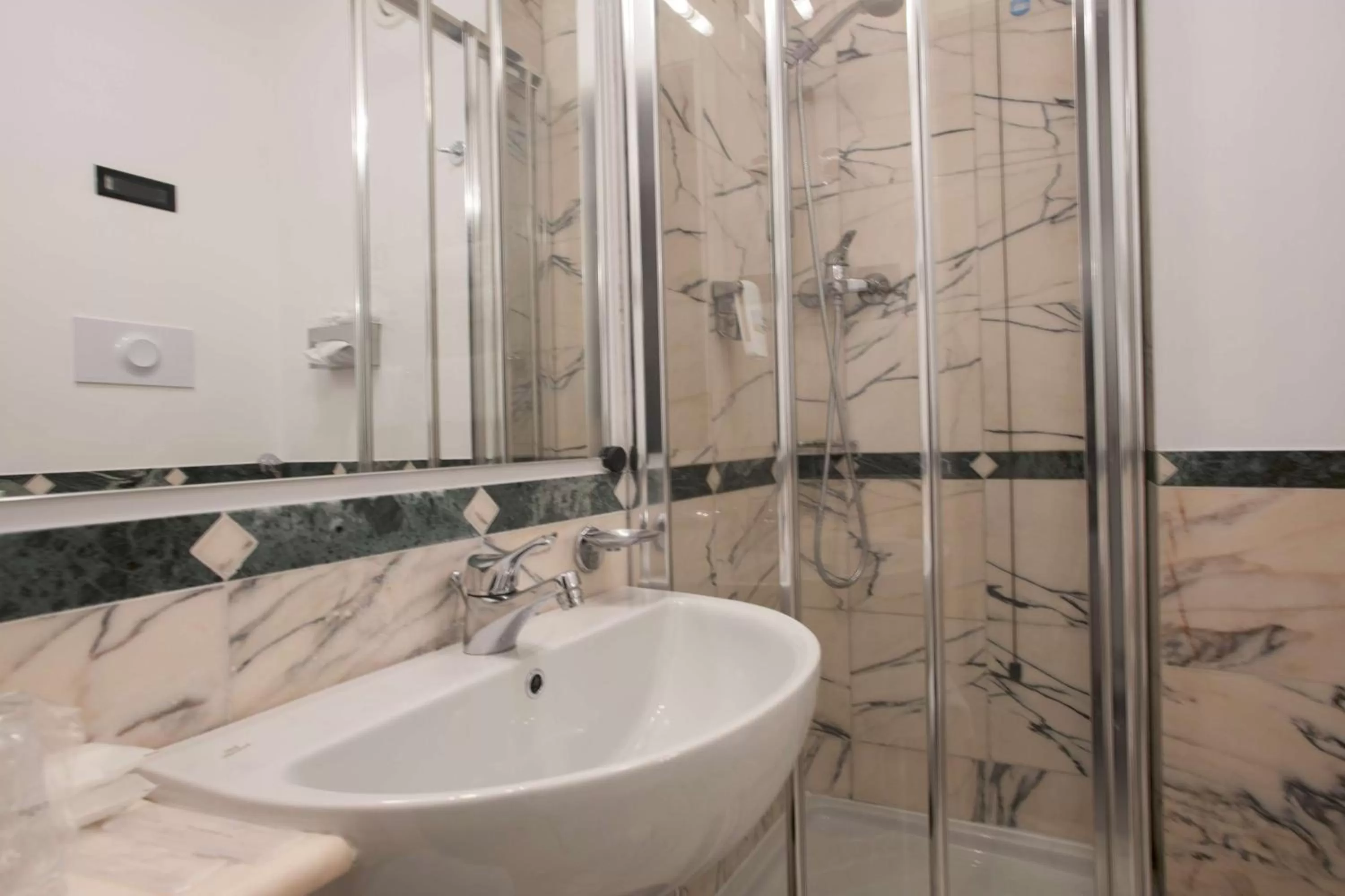 Shower in Hotel Plaza