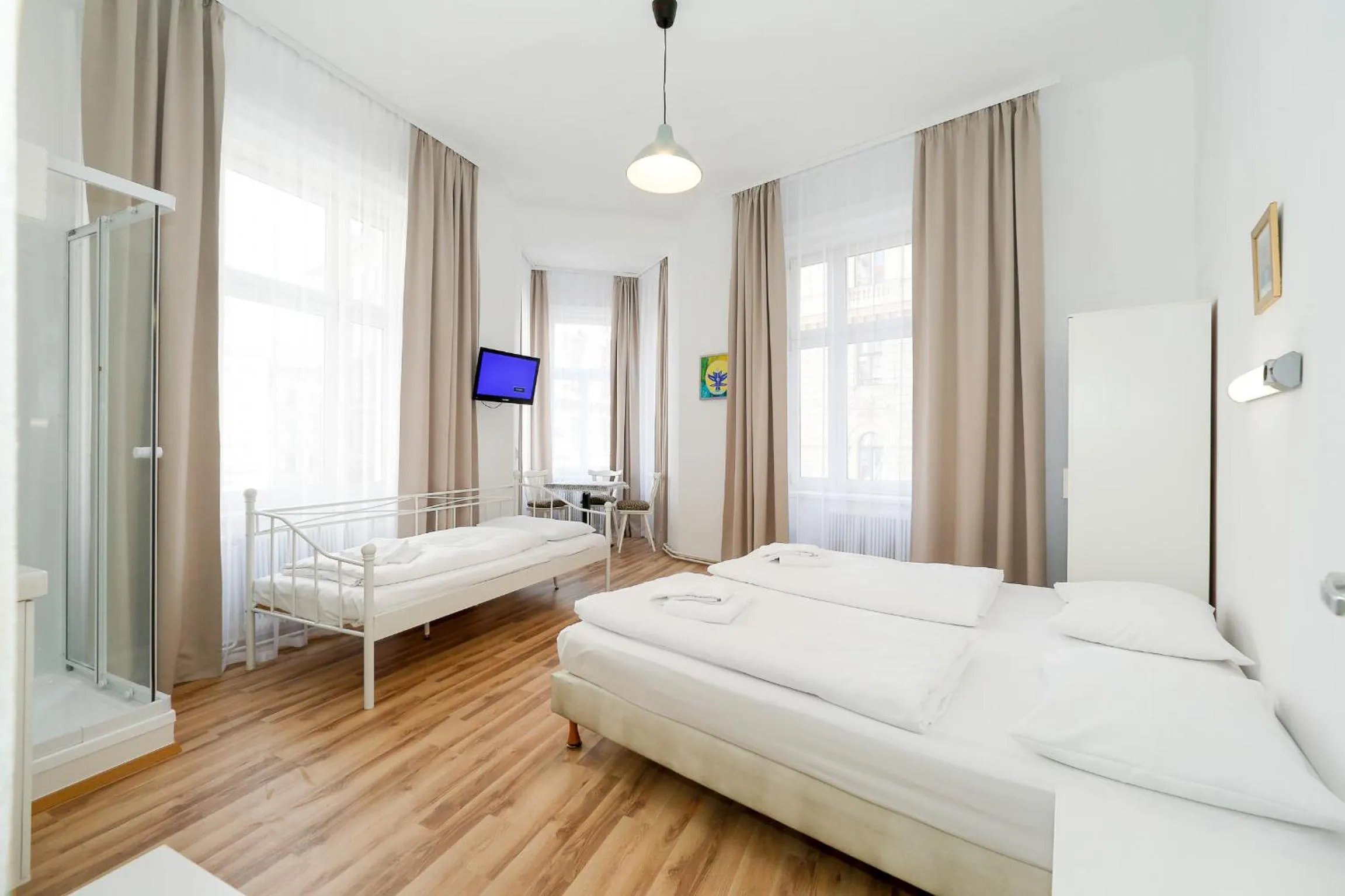 Bed in Timeout City Hotel, 5 min to city center, Self Check In