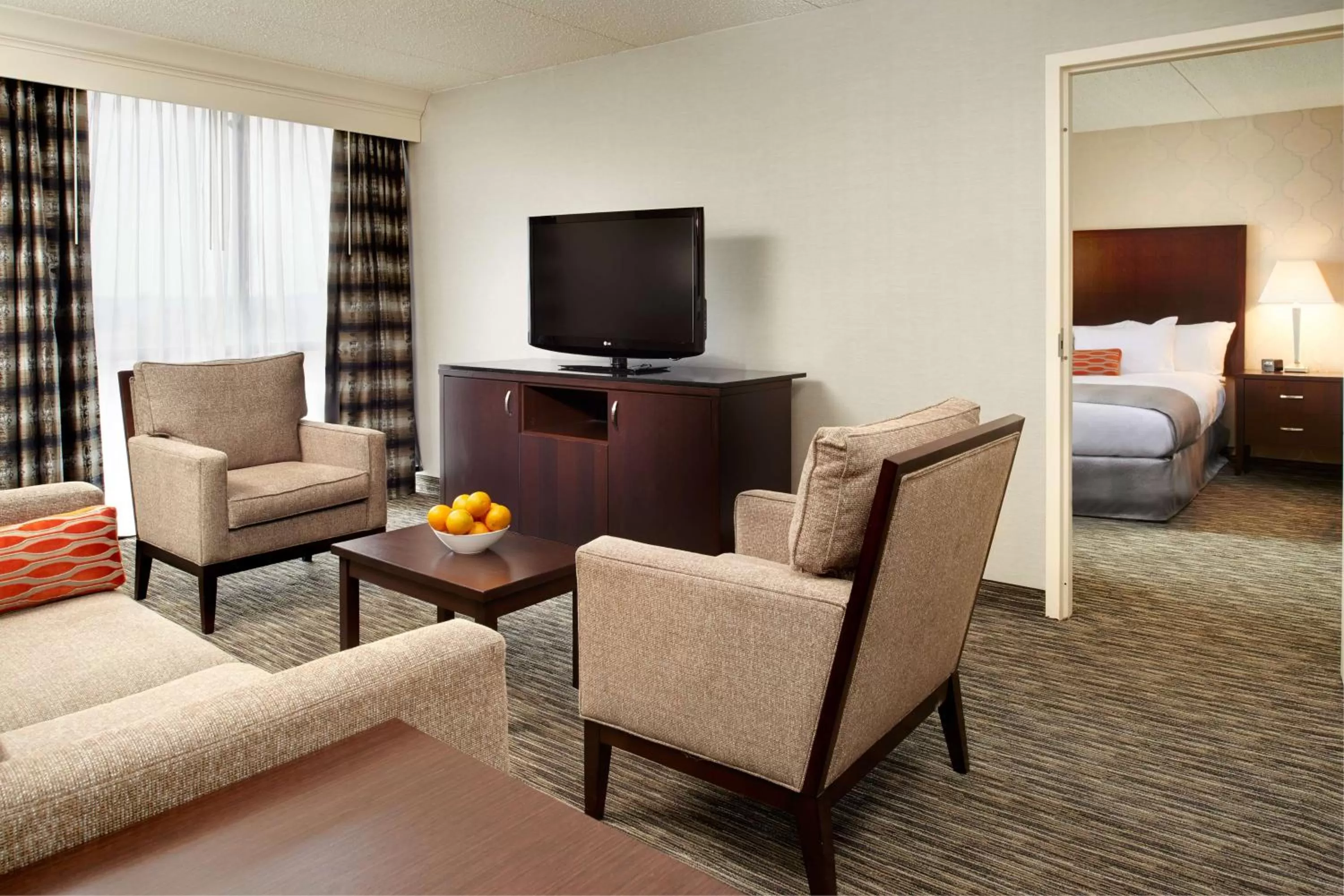 Living room, Bed in DoubleTree by Hilton Dearborn