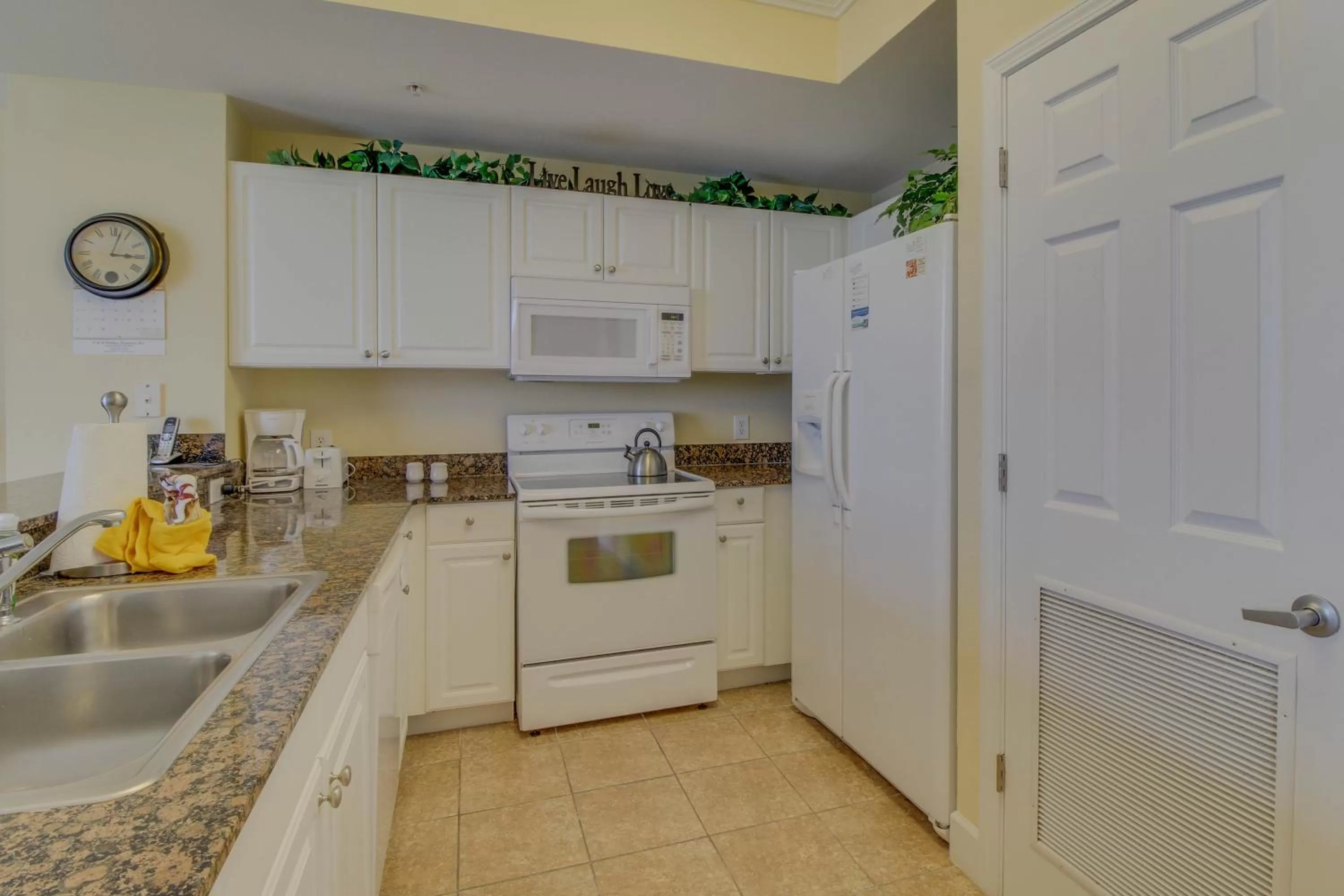 Kitchen/Kitchenette in Tidewater Beach Resort 1204